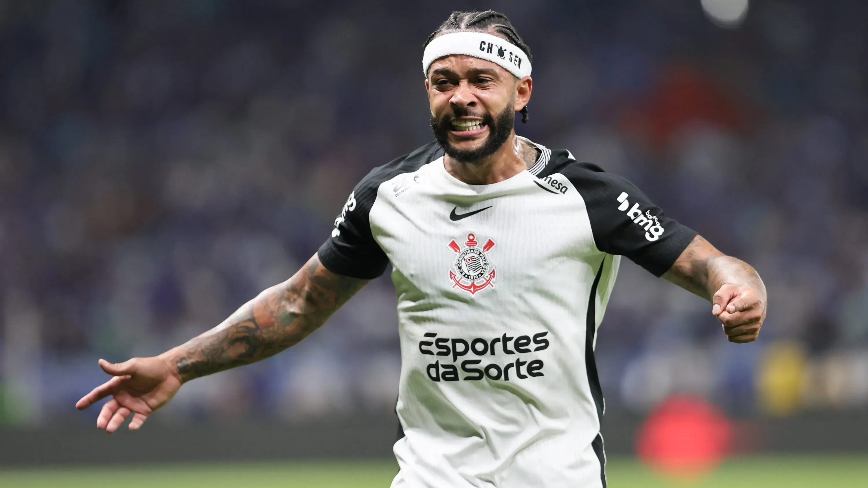 Memphis Depay, jogador do Corinthians, comemora seu gol durante partida contra o Cruzeiro no estadio Mineirao pelo campeonato Copa Do Brasil 2025. Foto: Gilson Lobo/AGIF