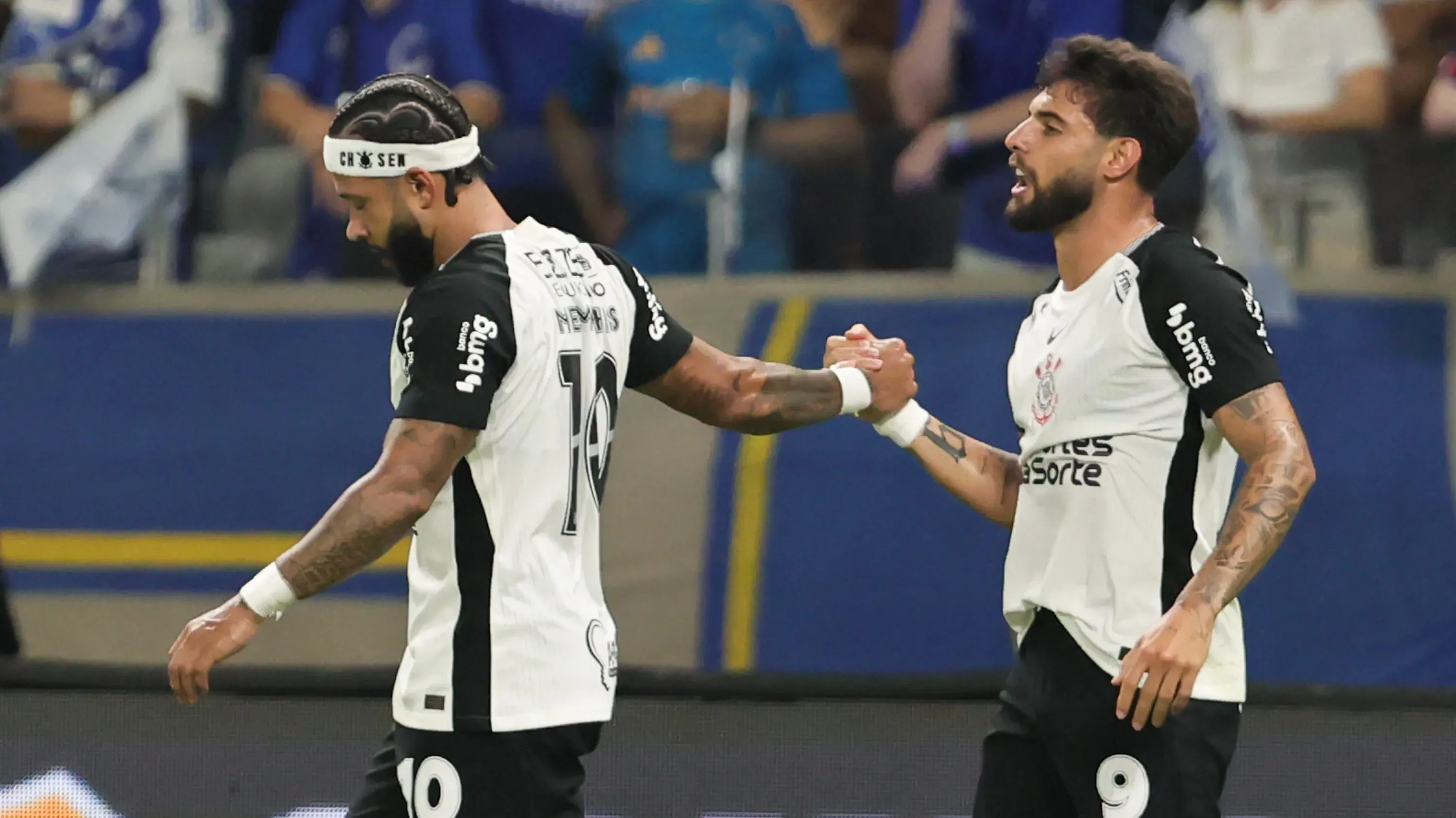 Yuri Alberto e Memphis comemorando gol marcado na partida válida pela Copa do Brasil – Foto: Gilson Lobo/AGIF