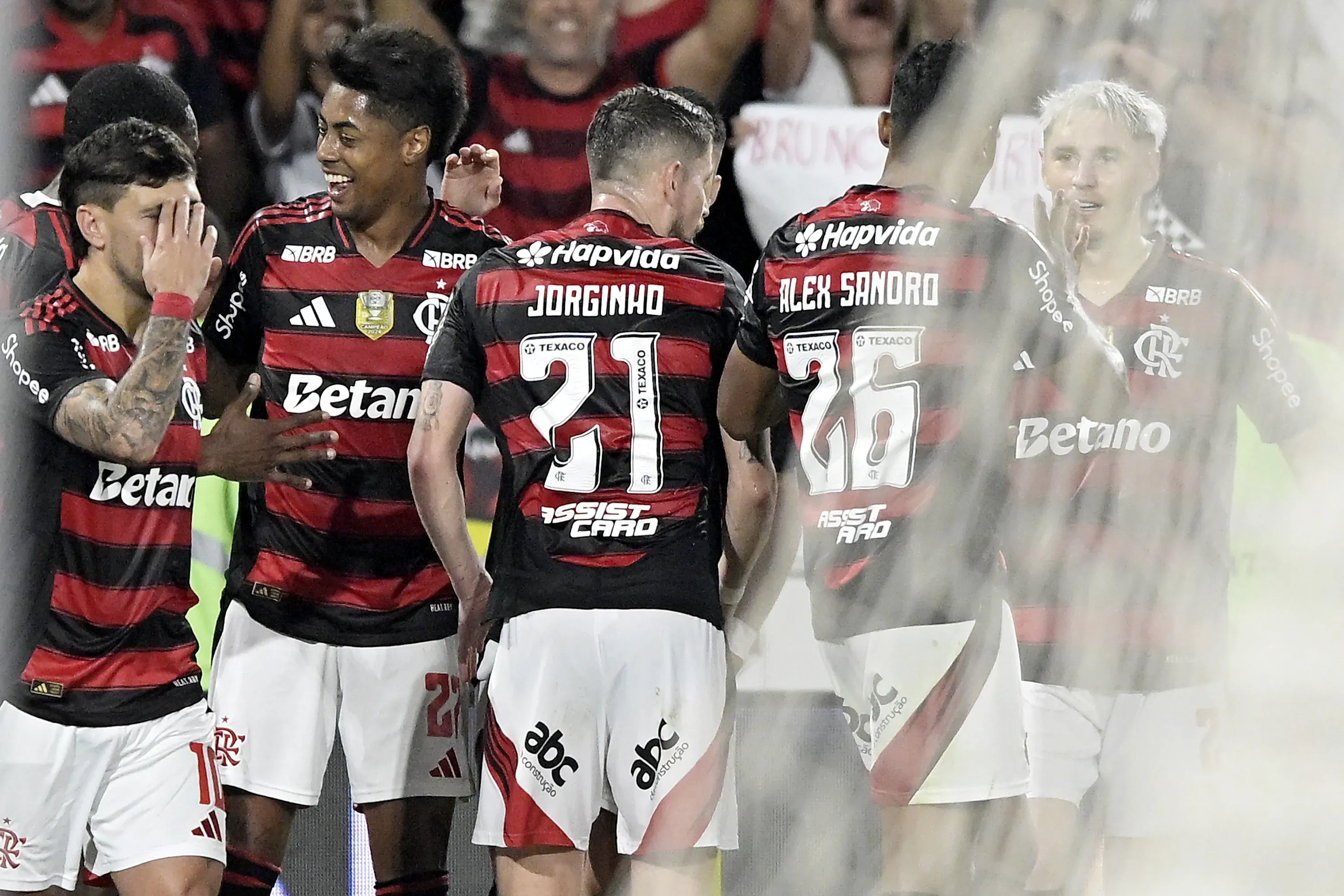 Jogadores do Flamengo durante partida contra o Bragantino no estadio Maracana pelo campeonato Brasileiro A 2025. Foto: Alexandre Loureiro/AGIF