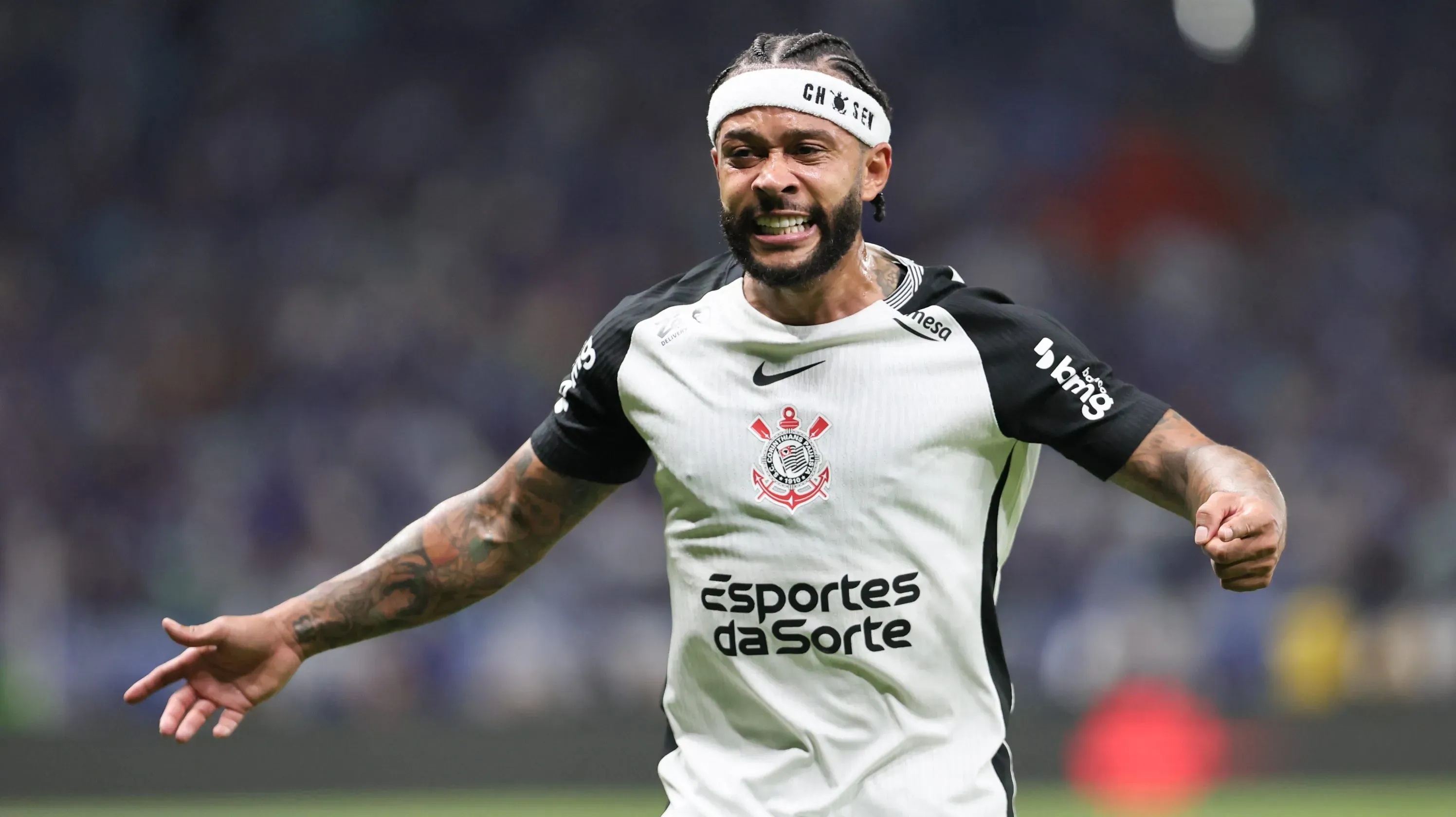 Memphis Depay foi quem fez o gol da vitória - Foto: Gilson Lobo/AGIF.