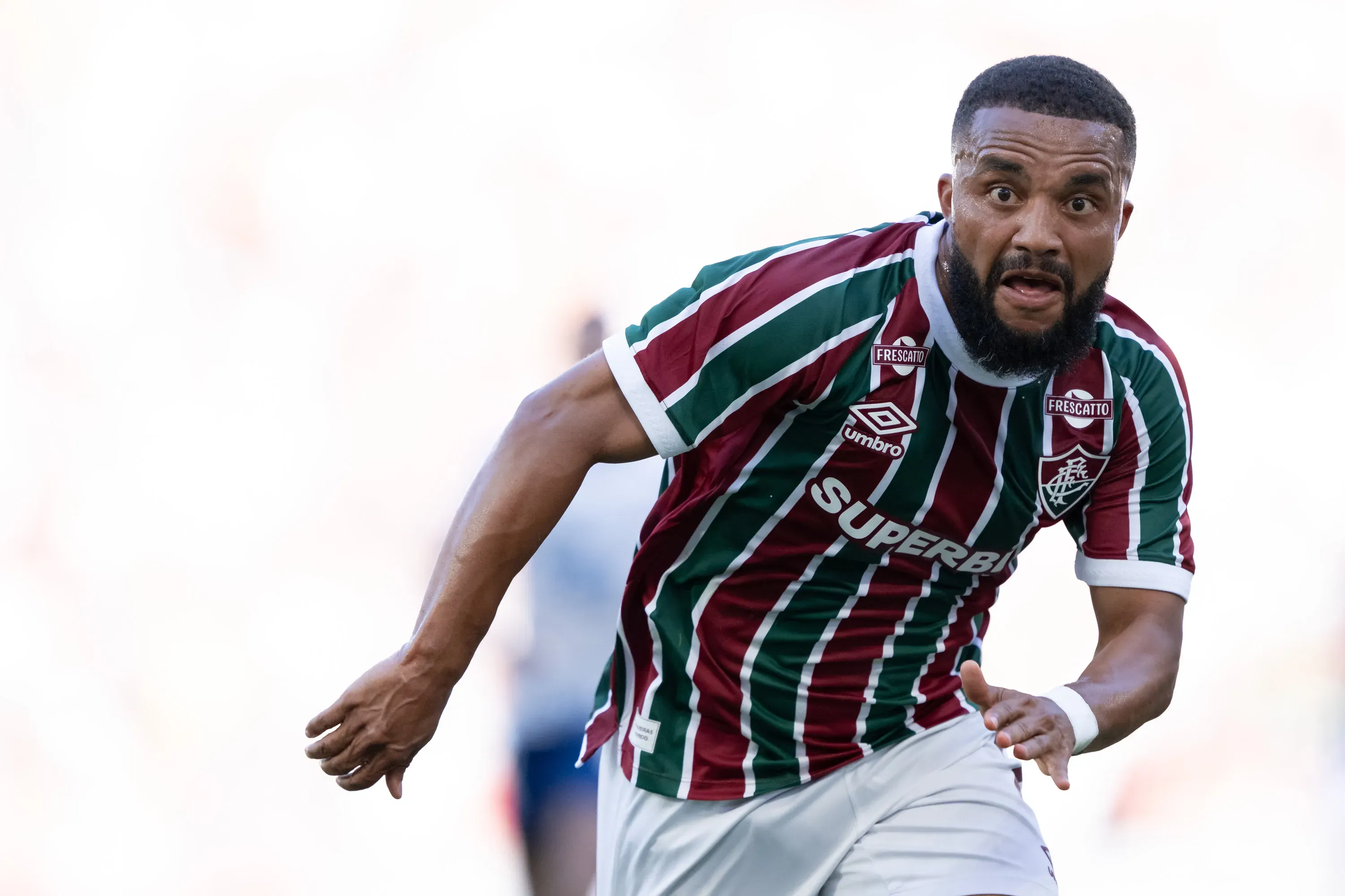 RJ – RIO DE JANEIRO – 07/12/2025 – BRASILEIRO A 2025, FLUMINENSE X BAHIA – Samuel Xavier jogador do Fluminense durante partida contra o Bahia no estadio Maracana pelo campeonato Brasileiro A 2025. Foto: Jorge Rodrigues/AGIF