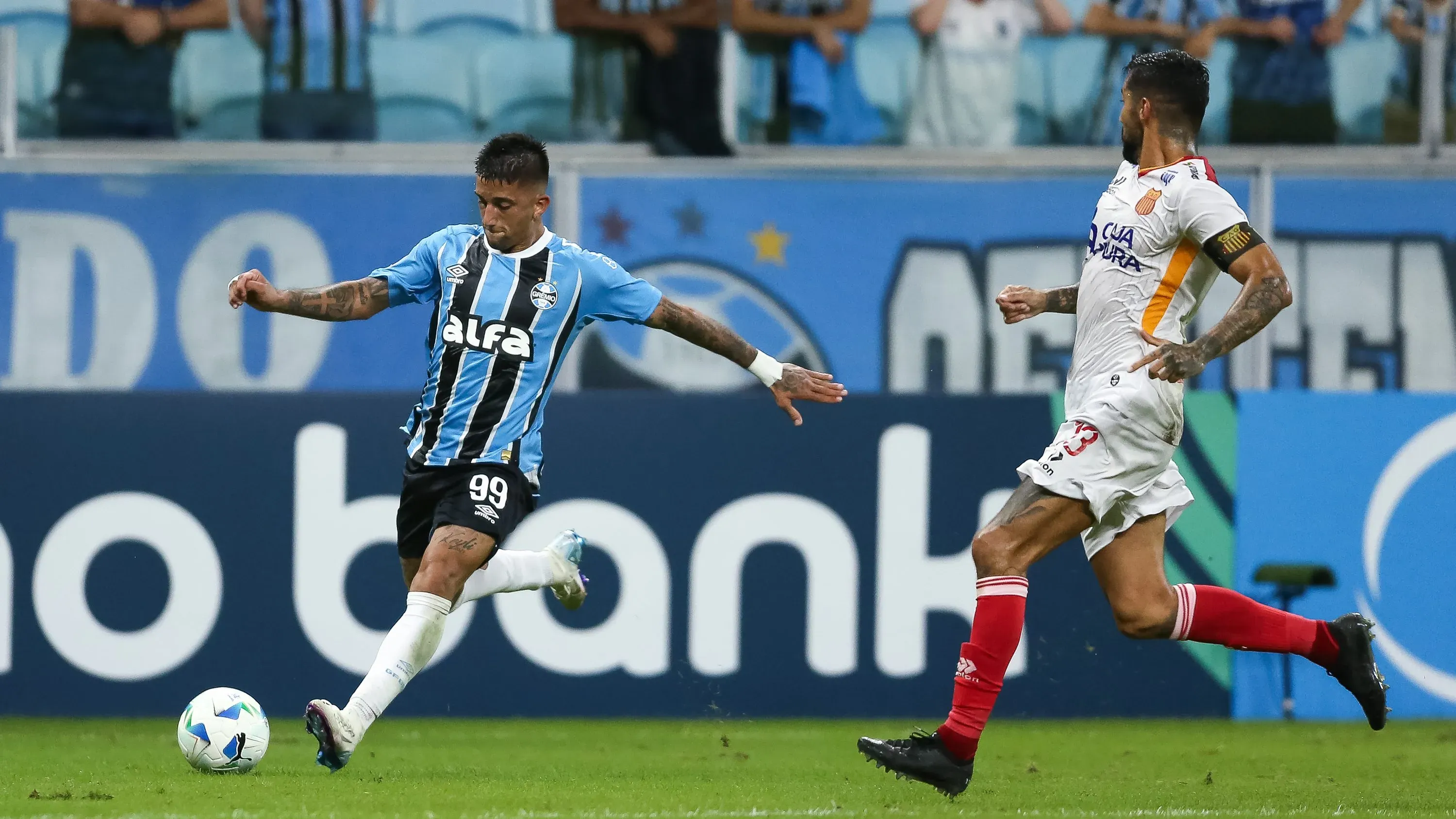 Cristian Olivera não rendeu o que era esperado - (Photo by Pedro H. Tesch/Getty Images).