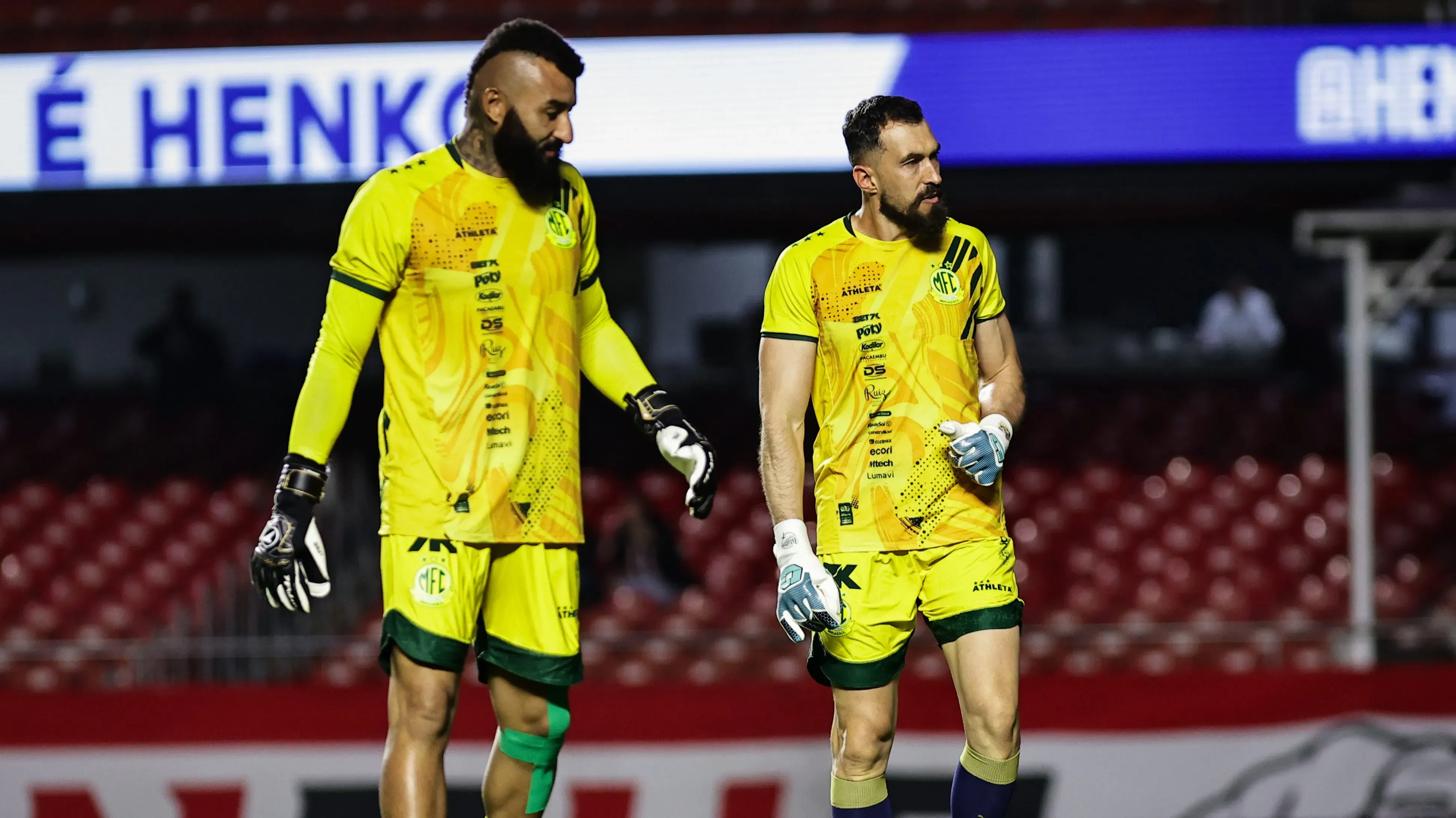 Goleiros Walter e Alex Muralha do Mirassol durante aquecimento antes da partida contra o Sao Paulo no estadio Morumbi pelo campeonato Brasileiro A 2025. Foto: Fabio Giannelli/AGIF