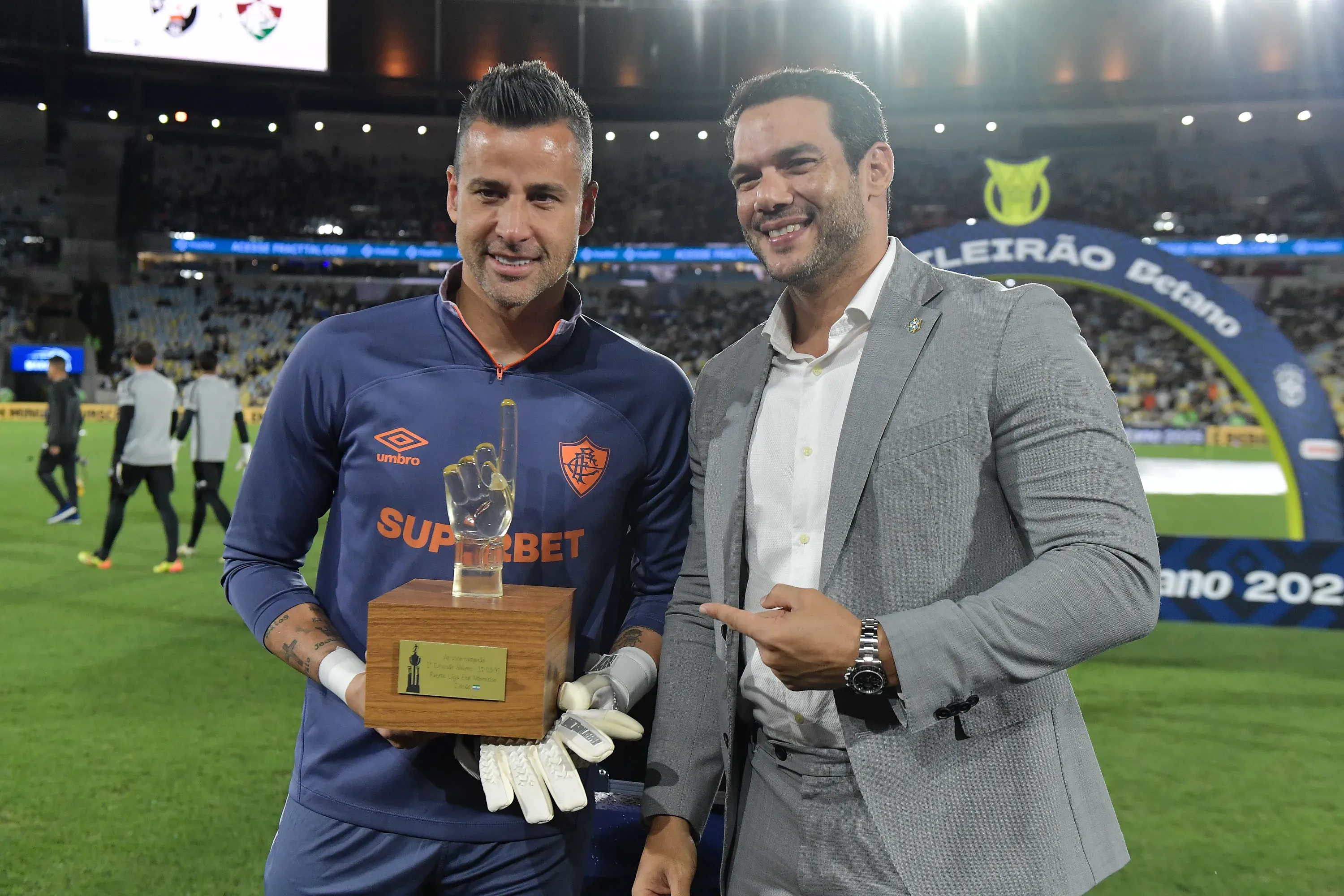 Samir junto com Fábio, goleiro do Fluminense – Foto: Thiago Ribeiro/AGIF