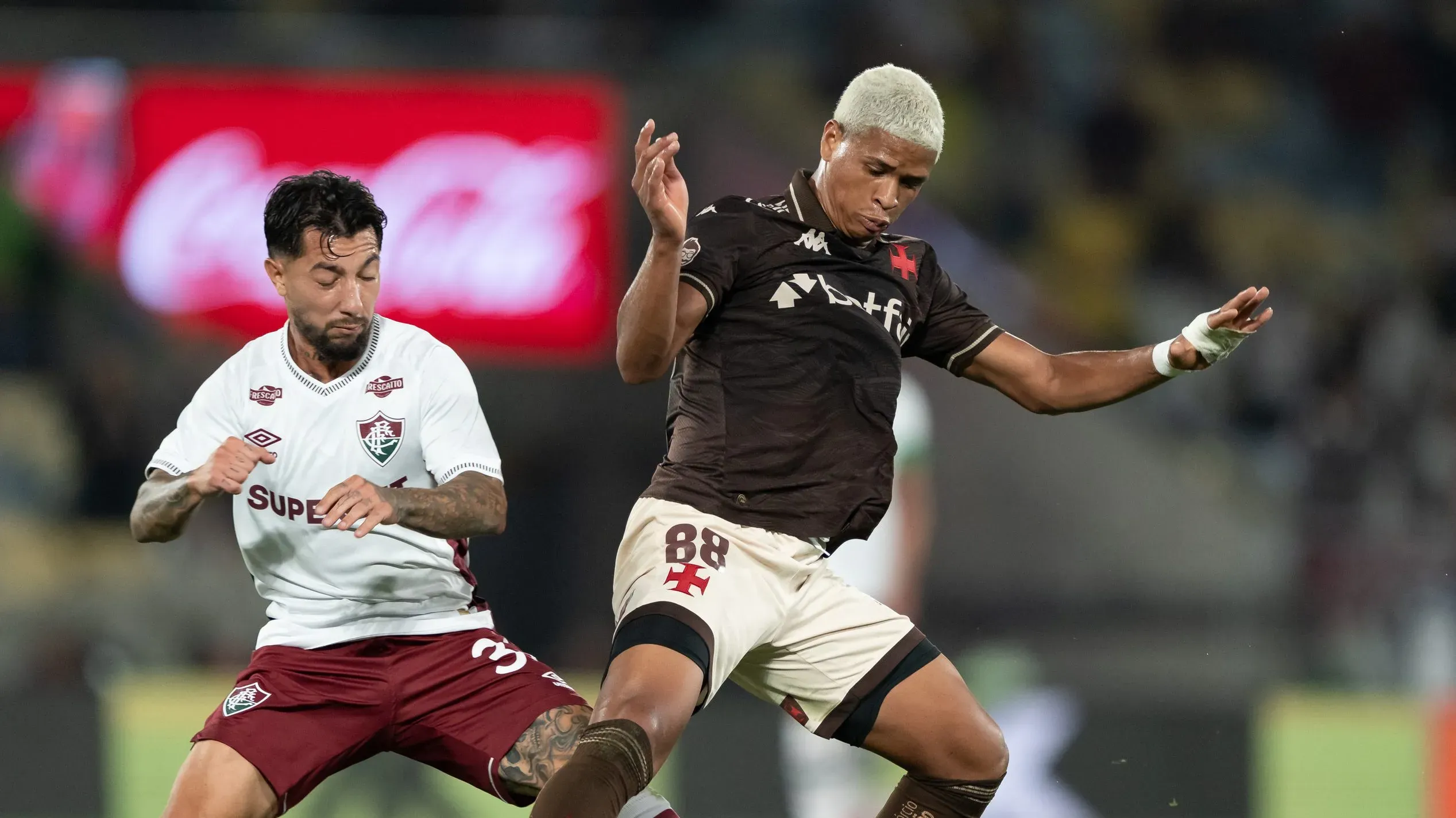 Barros jogador do Vasco disputa lance com Lucho Acosta jogador do Fluminense durante partida no estadio Maracana pelo campeonato Brasileiro A 2025. Foto: Jorge Rodrigues/AGIF