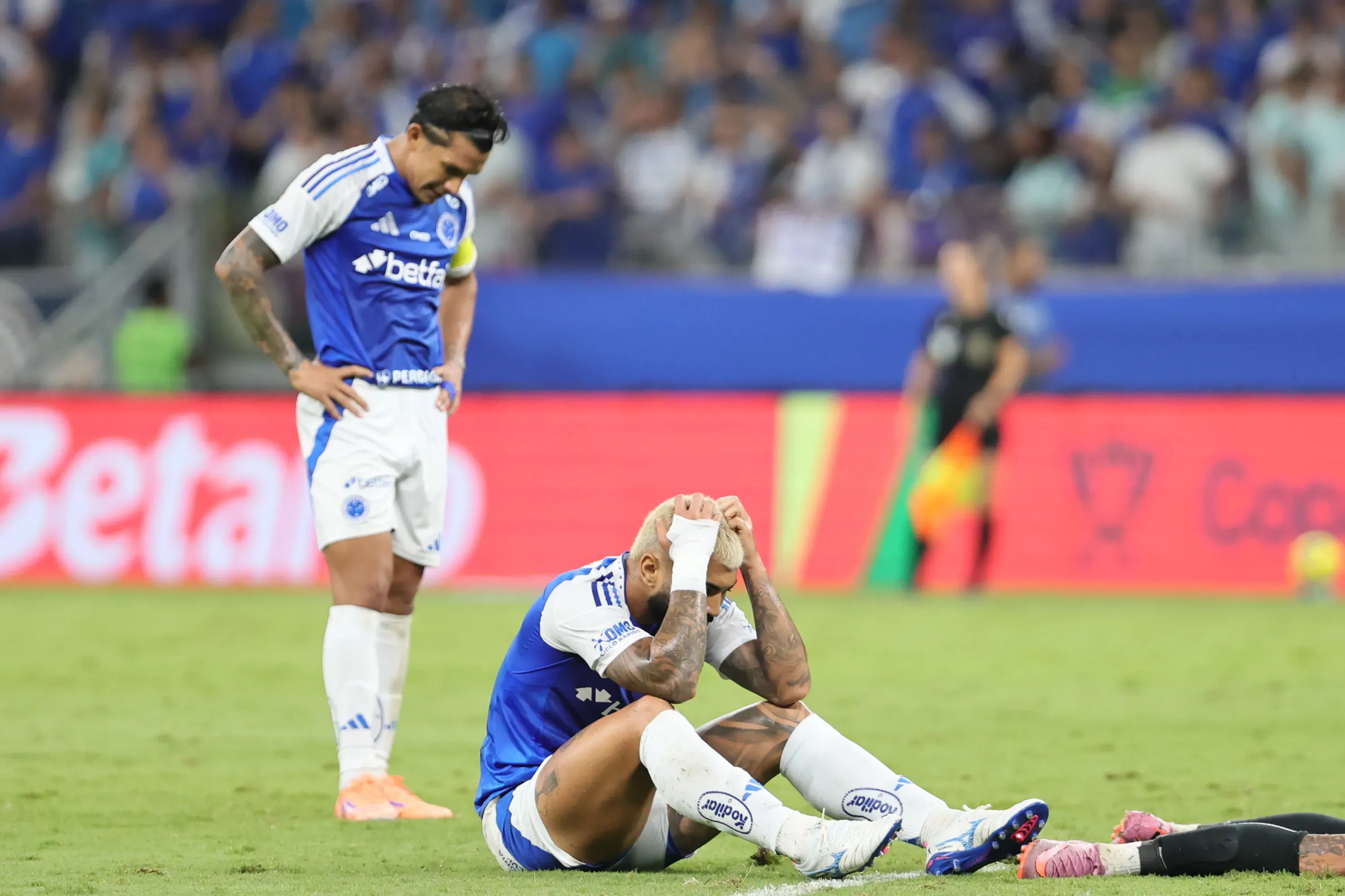 Jogadores do Cruzeiro lamentam derrota após o fim do jogo – Foto: Gilson Lobo/AGIF