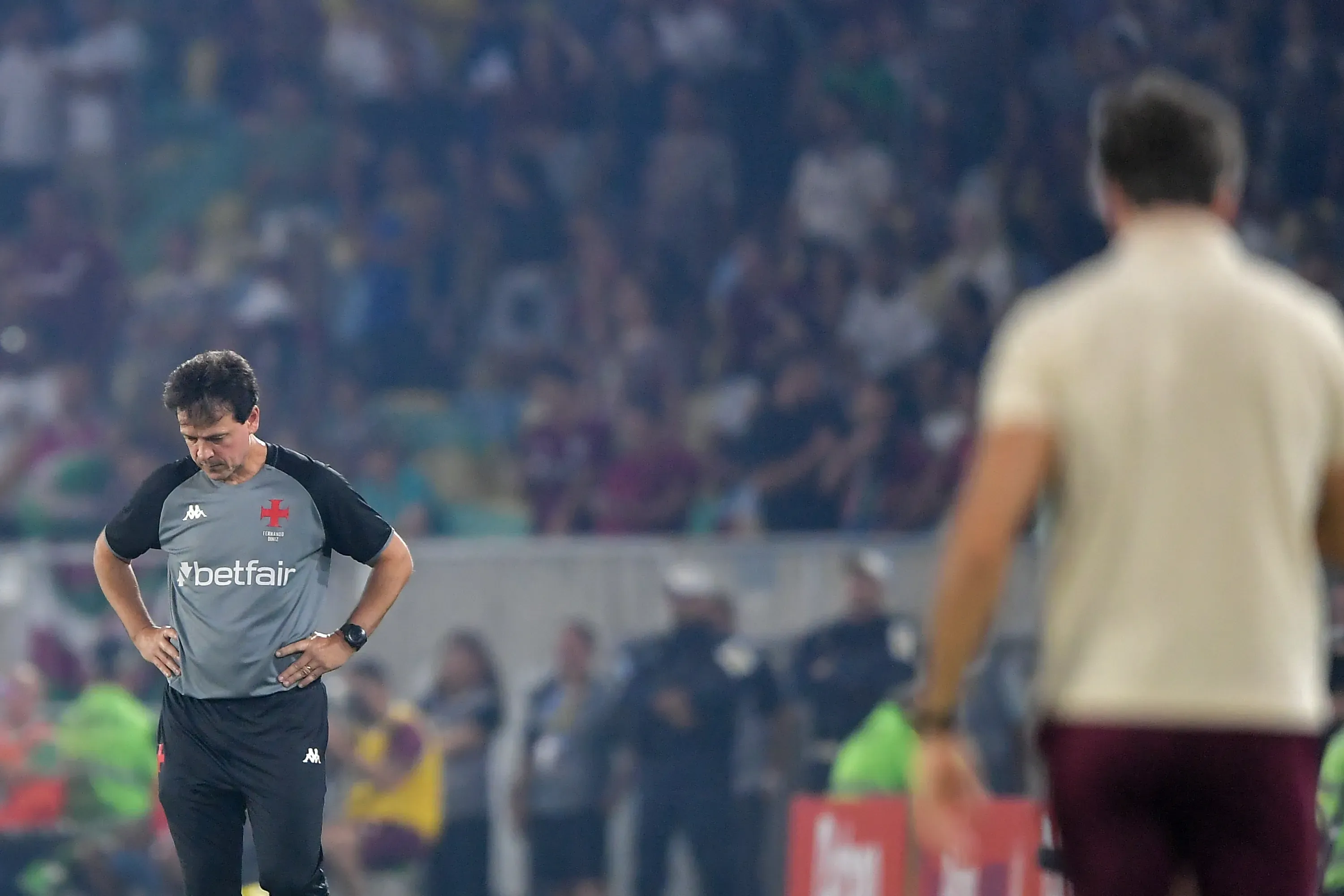 Fernando Diniz na área técnica do Maracanã – Foto: Thiago Ribeiro/AGIF
