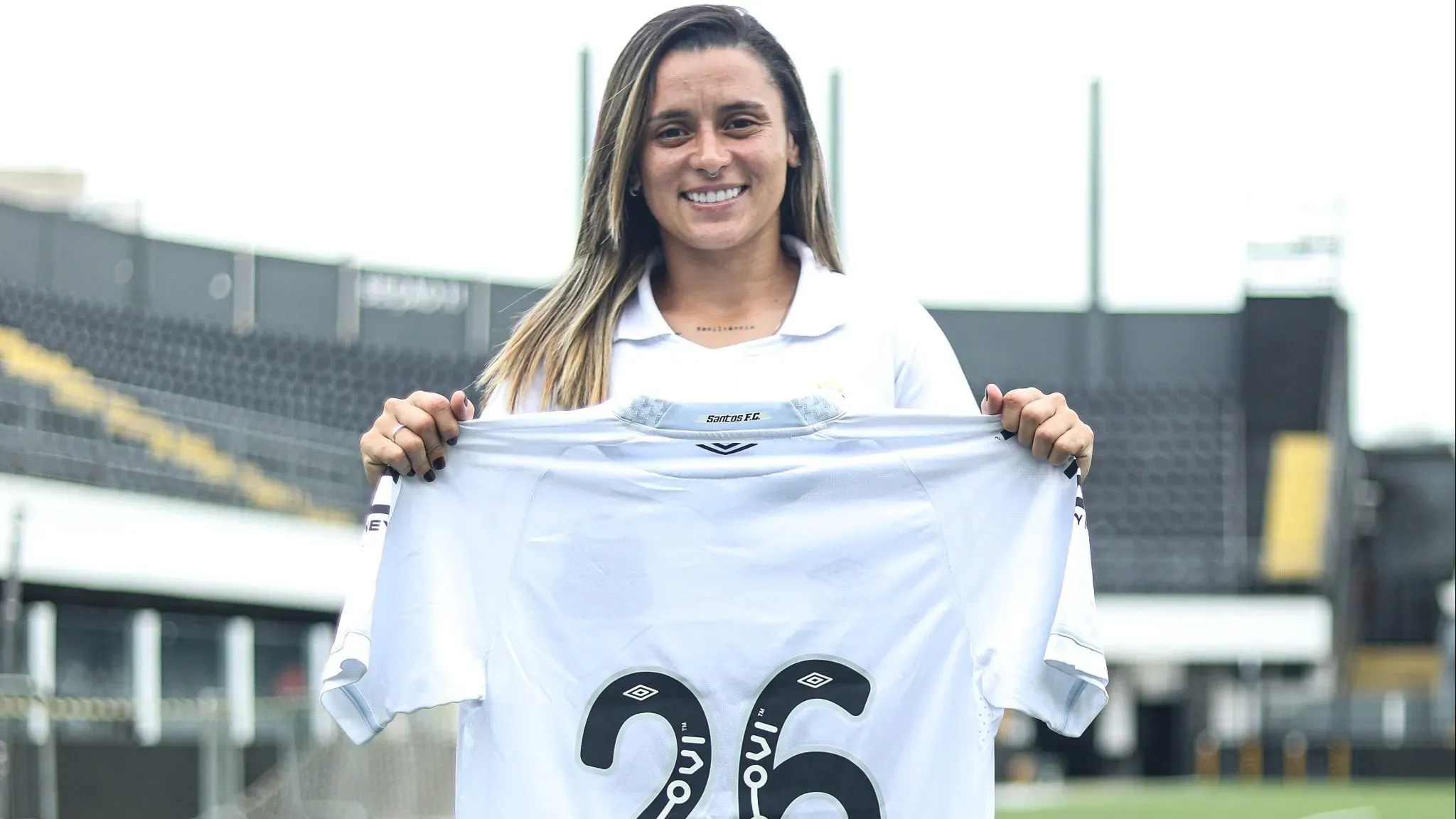 Rafa Andrade posa com a camisa do Santos