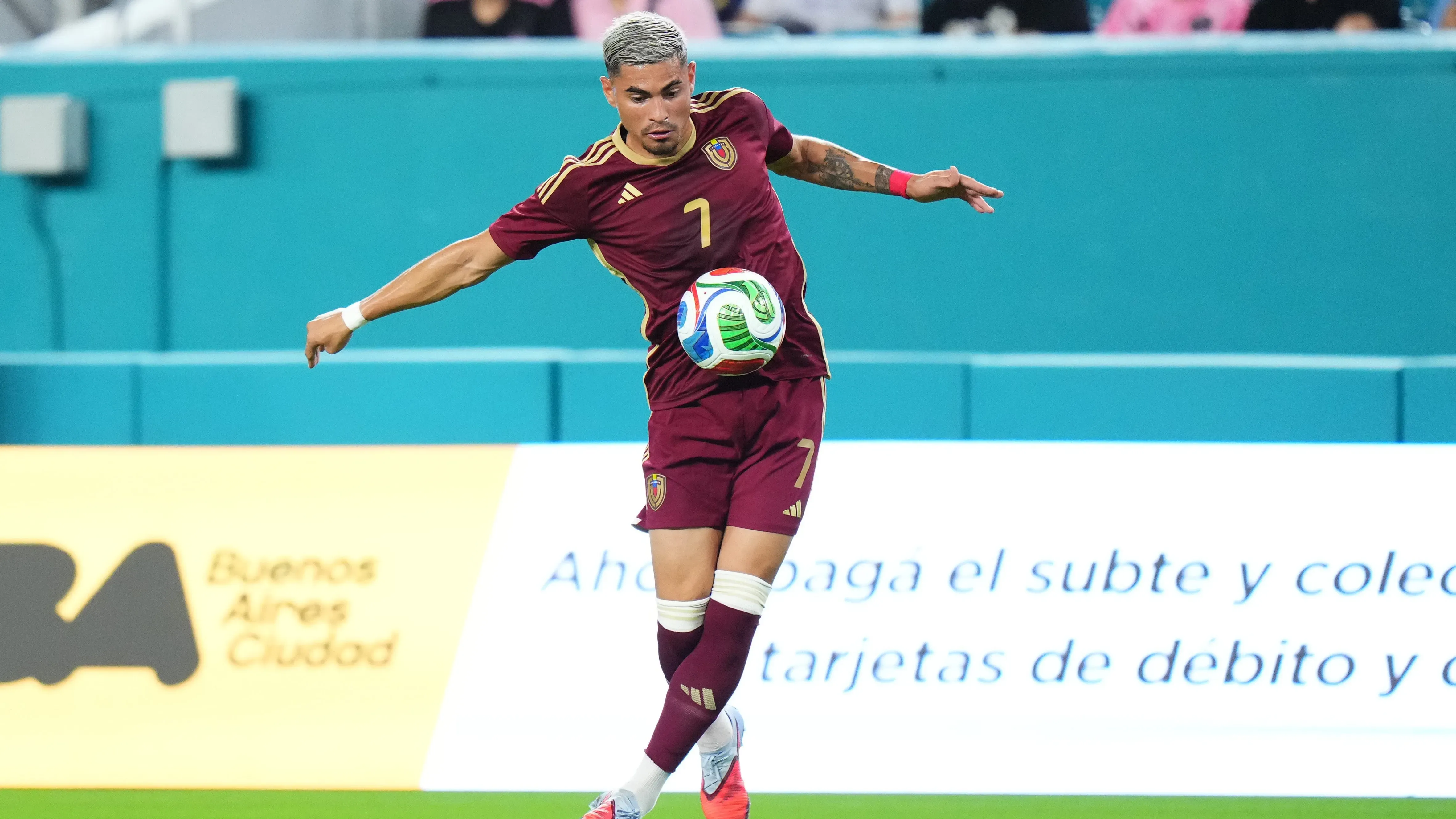 Gleiker Mendoza alvo fo Botafogo no mercado – Foto: Rich Storry/Getty Images