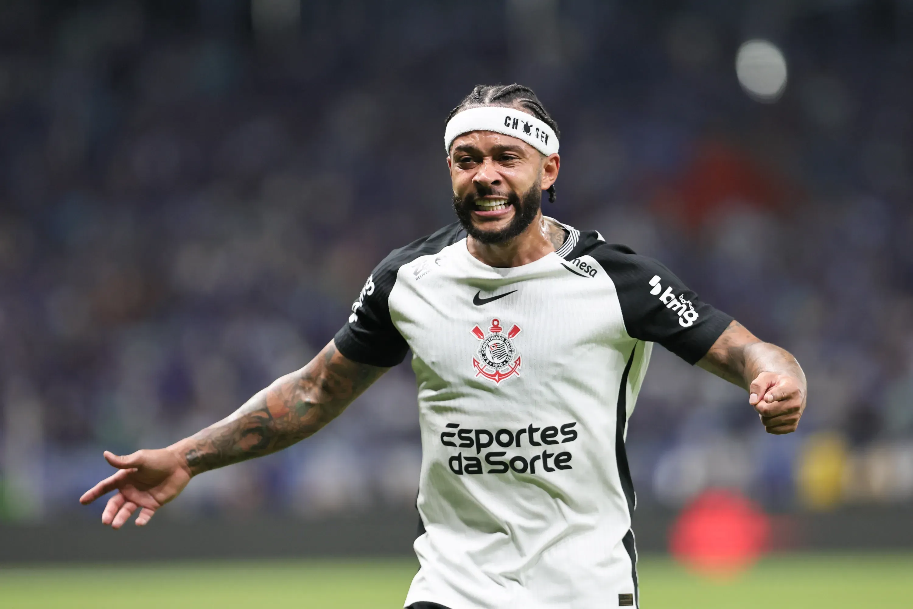 MG – BELO HORIZONTE – 10/12/2025 – COPA DO BRASIL 2025, CRUZEIRO X CORINTHIANS – Memphis Depay jogador do Corinthians comemora seu gol durante partida contra o Cruzeiro no estadio Mineirao pelo campeonato Copa Do Brasil 2025. Foto: Gilson Lobo/AGIF