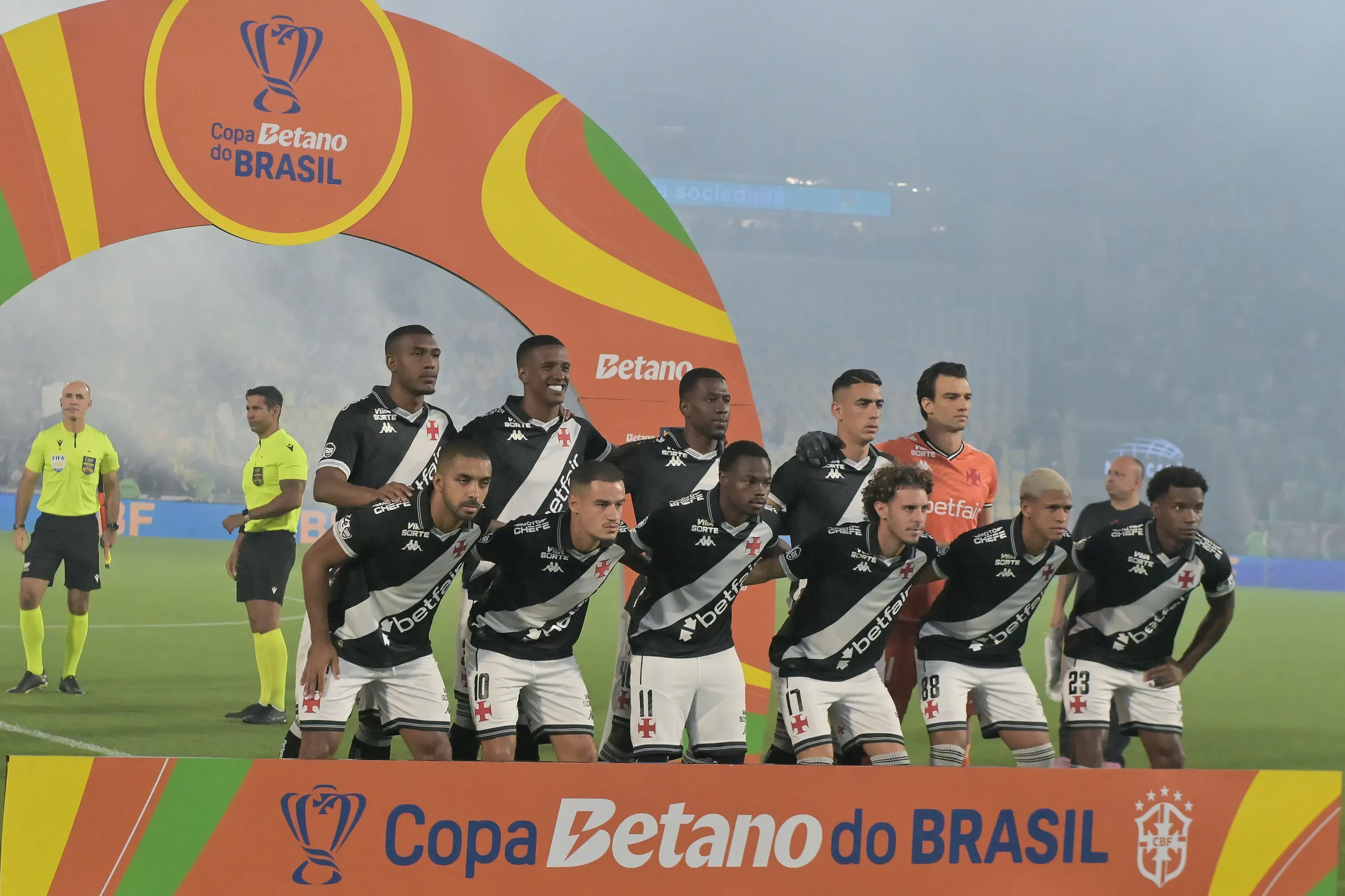 Jogadores do Vasco posam para foto antes na partida contra Fluminense no estadio Maracana pelo campeonato Copa Do Brasil 2025. Foto: Thiago Ribeiro/AGIF
