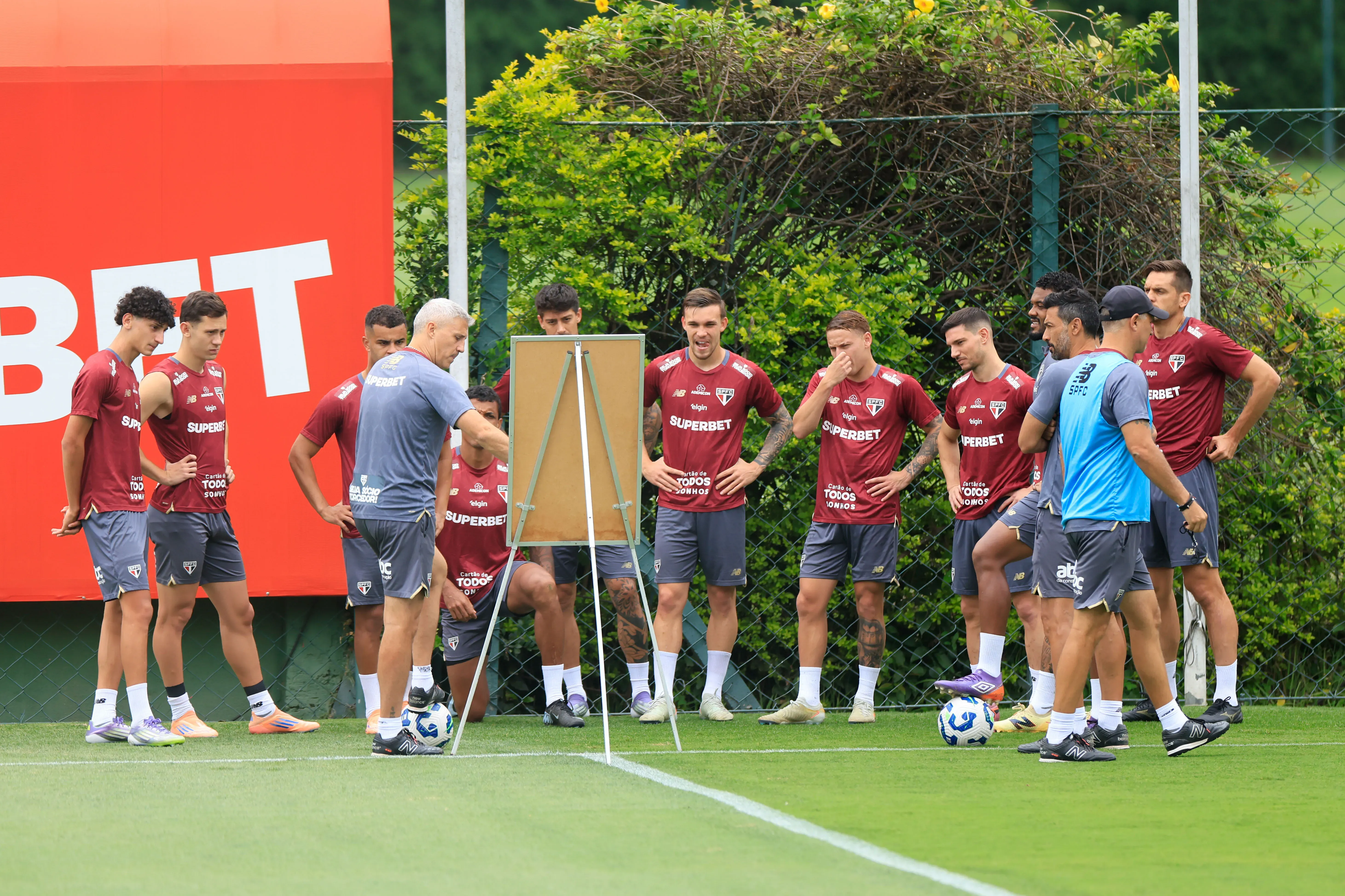 SP – SAO PAULO – 14/11/2025 – TREINO DO SAO PAULO – Hernan Crespo tecnico do Sao Paulo durante treino no estadio CT Barra Funda. Foto: Marcello Zambrana/AGIF