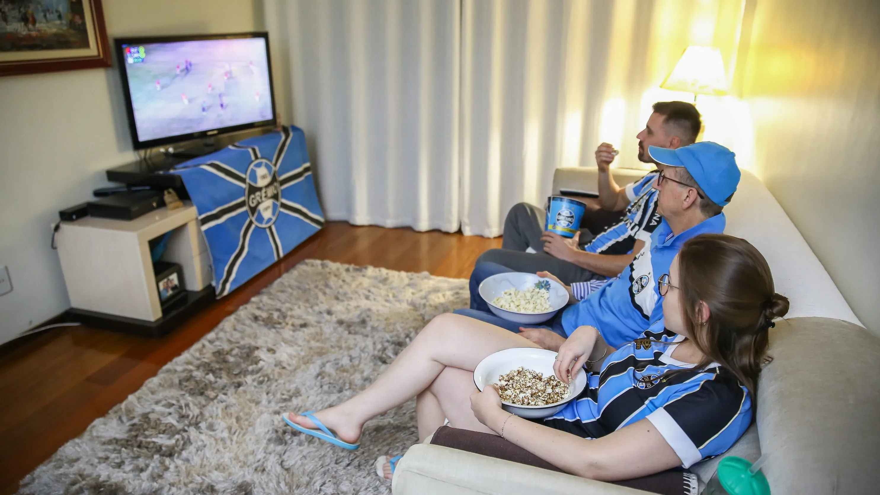 RS - Sao Leopoldo - 22/07/2020 - GAUCHO 2020, TORCEDORES - Torcedores acompanham pela TV a transmissao da partida entre Gremio e Internacional nesta quarta-feira (22), em sua casa na cidade de Transmissão do Brasileirão. Foto: Pedro H. Tesch/AGIF