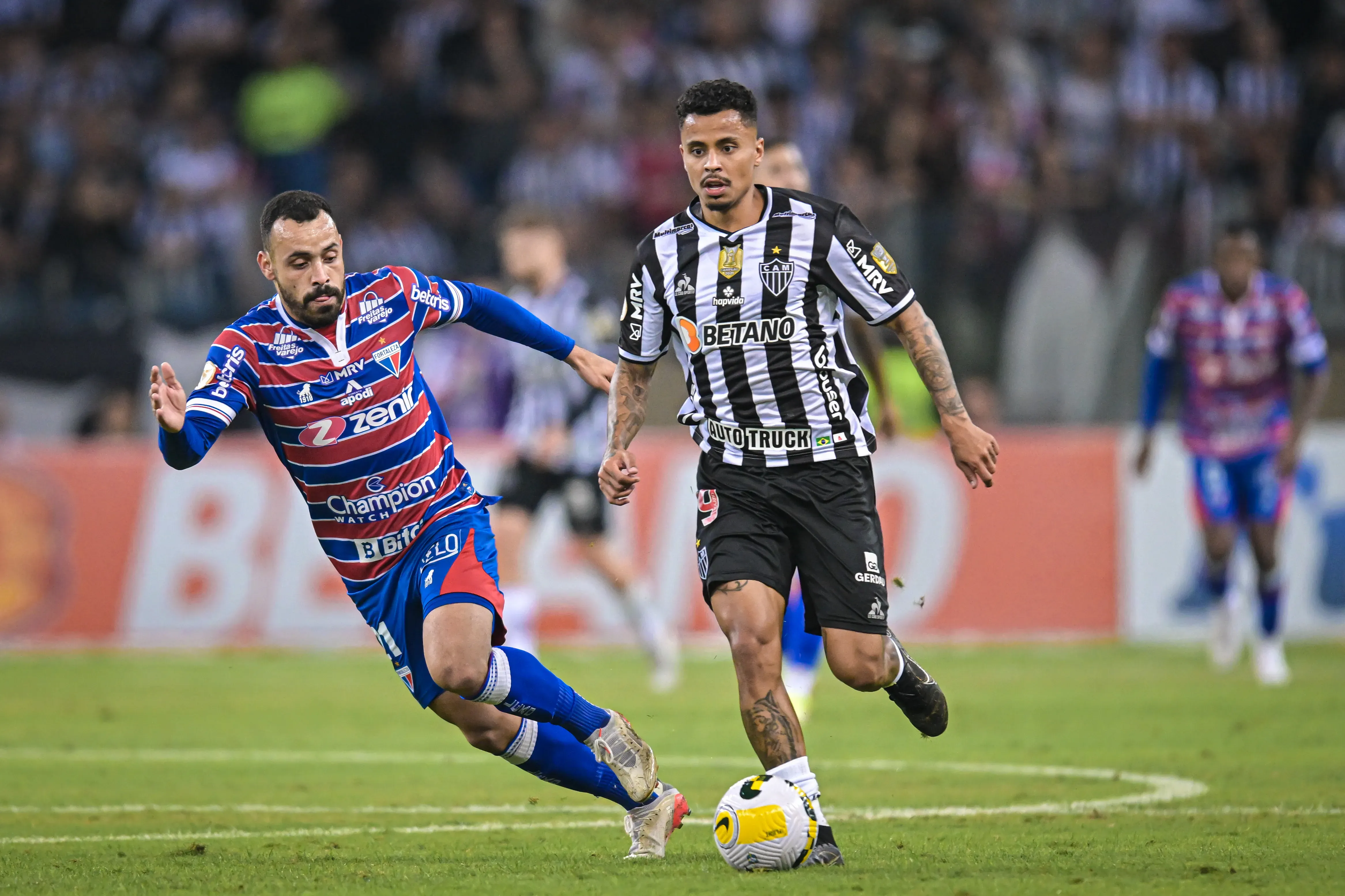 Moisés (à esquerda) tem contrato no Fortaleza até 2027, mas rebaixamento pode fazer atacante sair. Santos é um dos interessados – Foto: Pedro Vilela/Getty Images