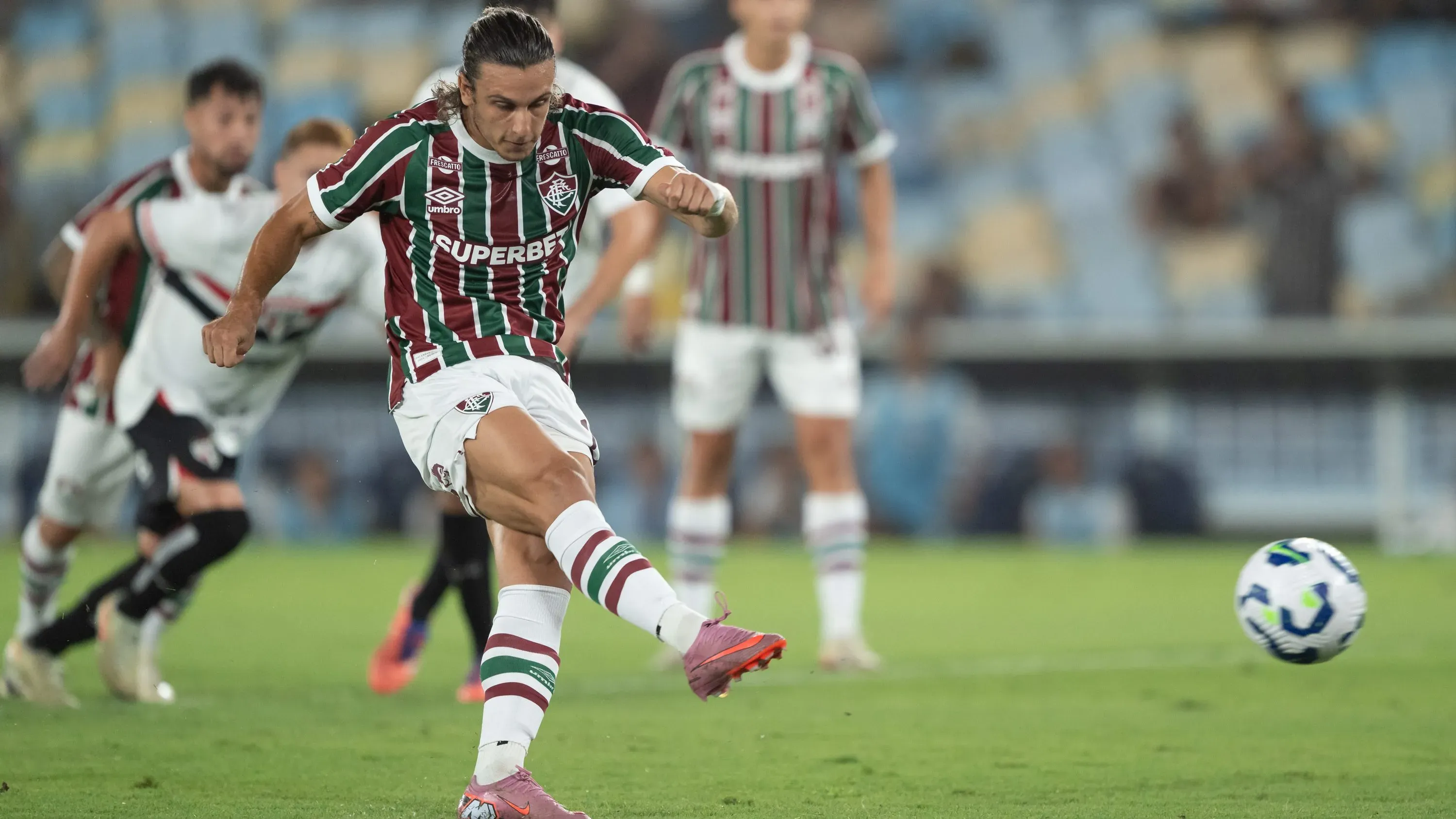 Canobbio jogador do Fluminense cobra penalti durante partida contra o Sao Paulo no estadio Maracana pelo campeonato Brasileiro A 2025. Foto: Jorge Rodrigues/AGIF