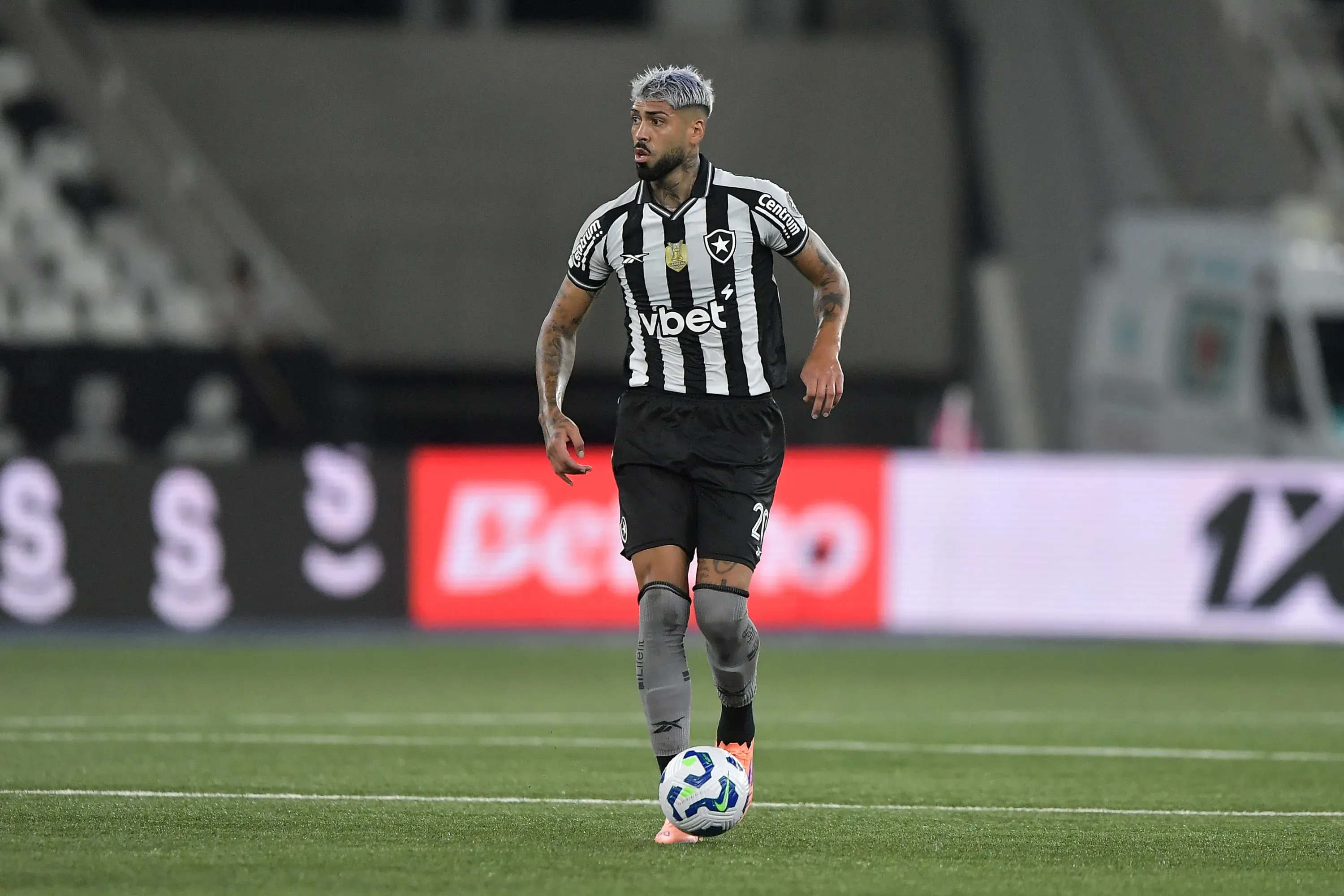 O zagueiro Barboza é um dos estrangeiros do Botafogo. Foto: Thiago Ribeiro/AGIF