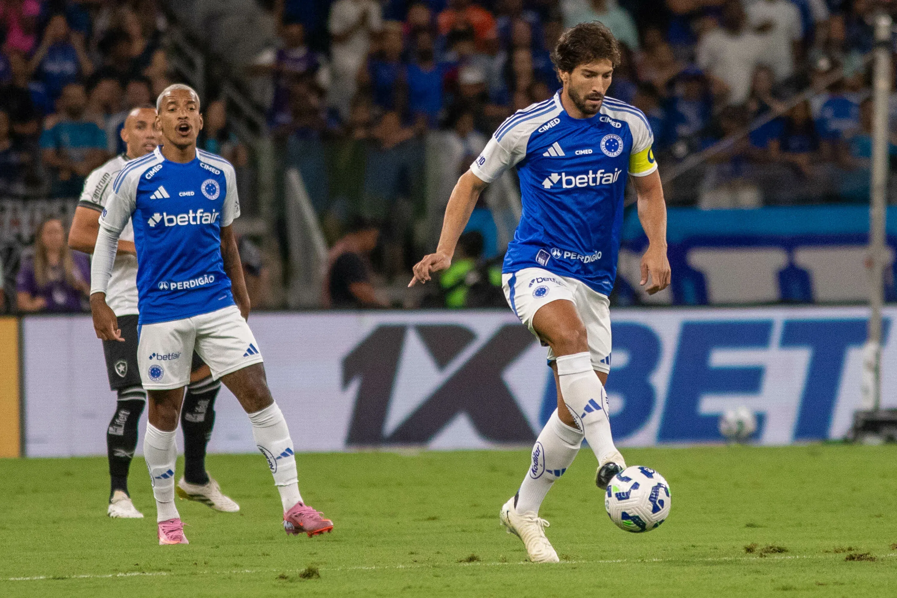 Lucas Silva durante partida pelo Cruzeiro. Foto: Fernando Moreno/AGIF