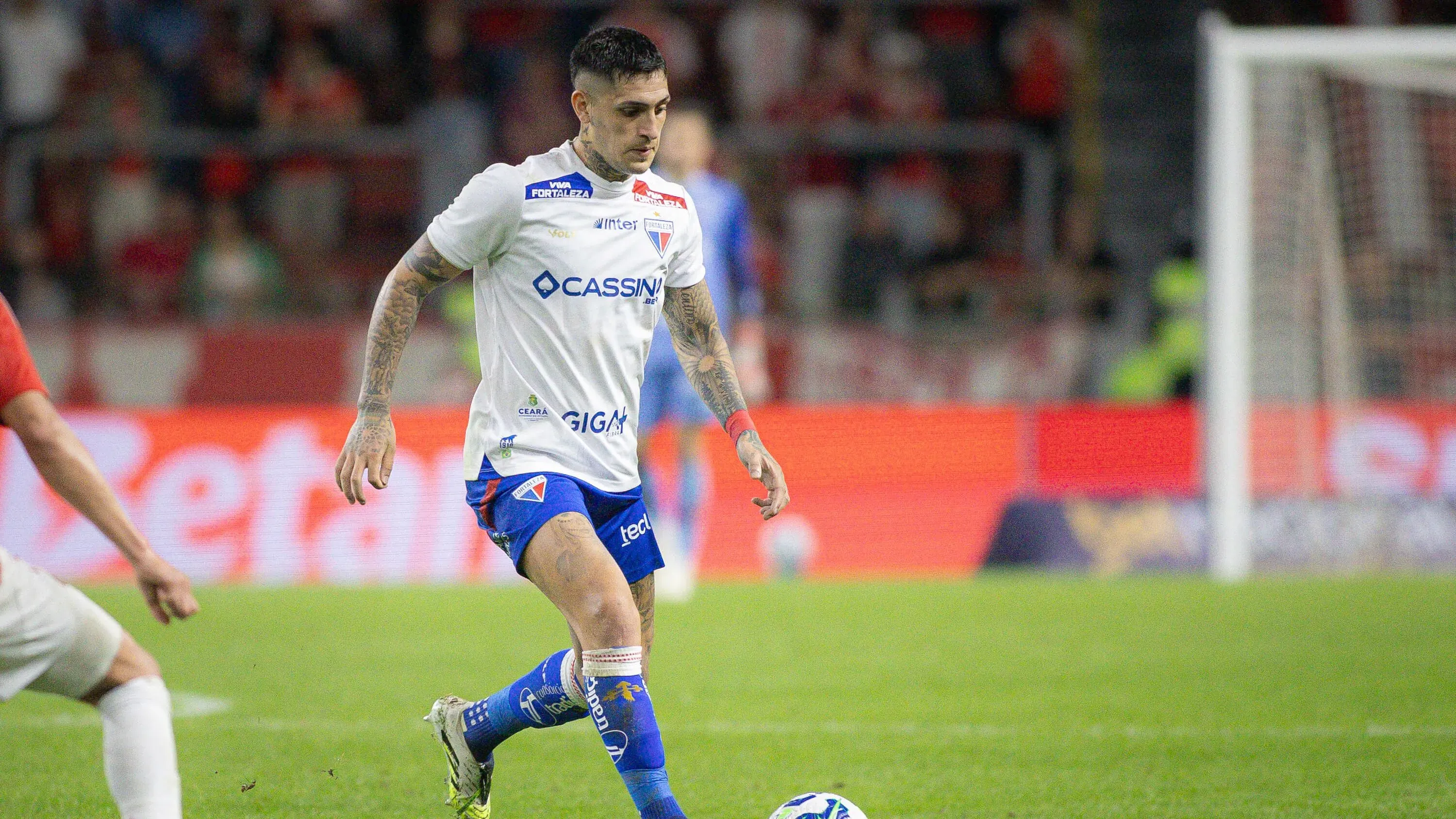 RS – PORTO ALEGRE – 31/08/2025 – BRASILEIRO A 2025, INTERNACIONAL X FORTALEZA – Gaston Avila jogador do Fortaleza durante partida contra o Internacional no estadio Beira-Rio pelo campeonato Brasileiro A 2025. Foto: Maxi Franzoi/AGIF