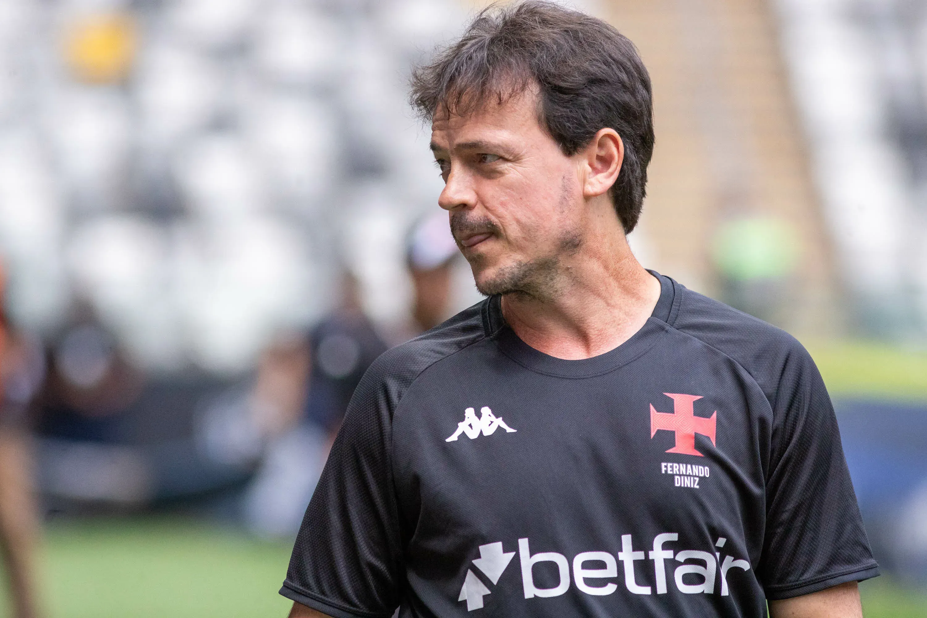 Fernando Diniz tecnico do Vasco durante partida contra o Atletico-MG no estadio Arena MRV pelo campeonato Brasileiro A 2025. Foto: Fernando Moreno/AGIF