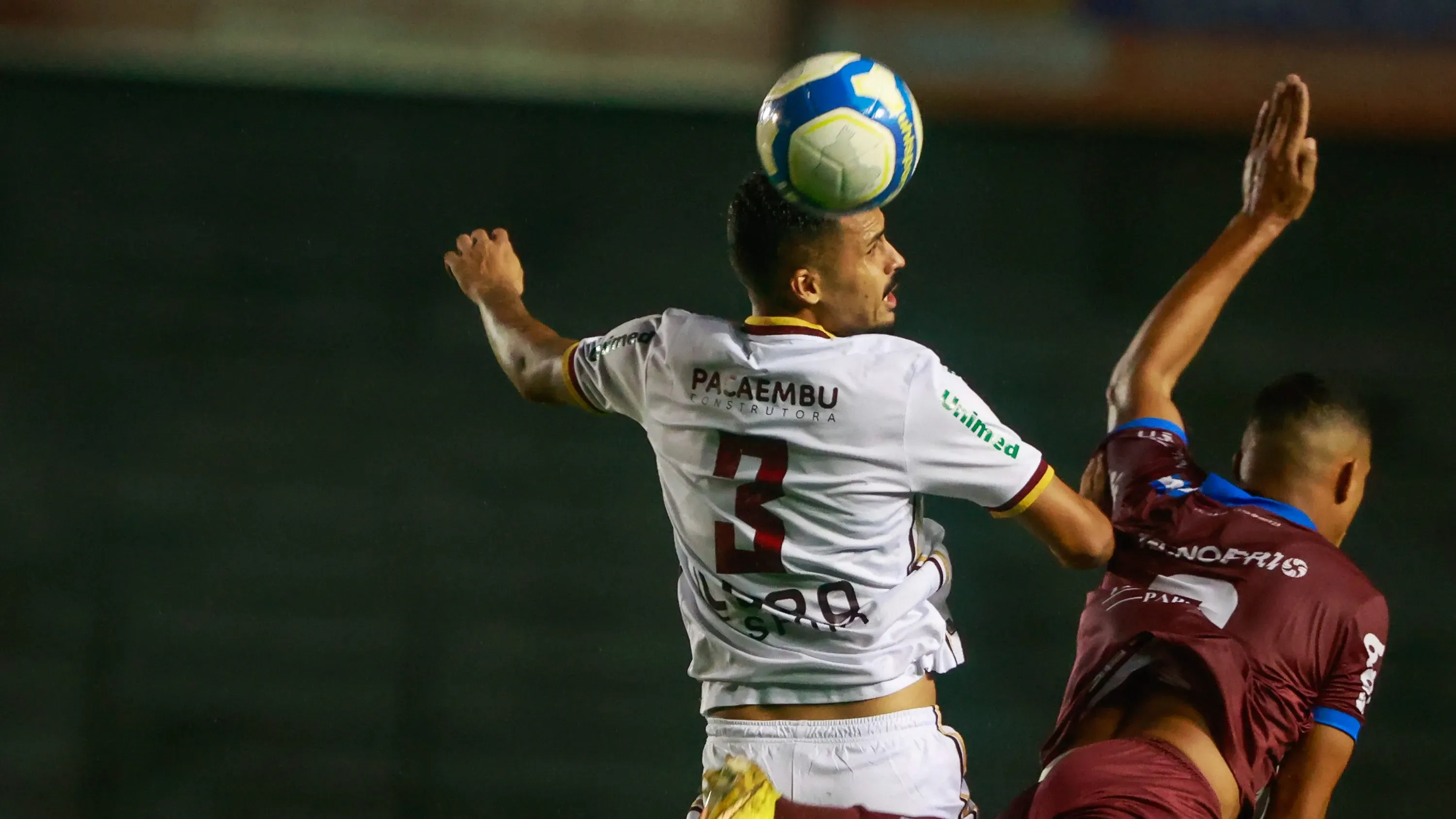 RS – CAXIAS DO SUL – 16/06/2024 – BRASILEIRO C 2024, CAXIAS X FERROVIARIA – Alvaro jogador do Caxias disputa lance com Gustavo Medina jogador do Ferroviaria durante partida no estadio Francisco Stedile pelo campeonato Brasileiro C 2024. Foto: Luiz Erbes/AGIF