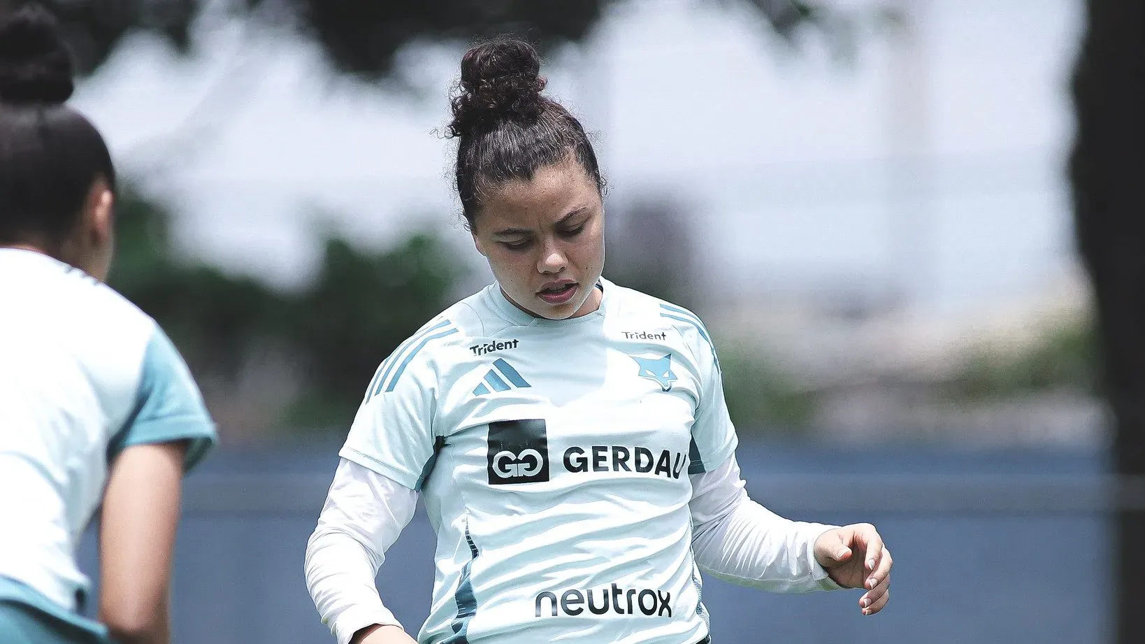 Lateral Ana Clara pelo Cruzeiro