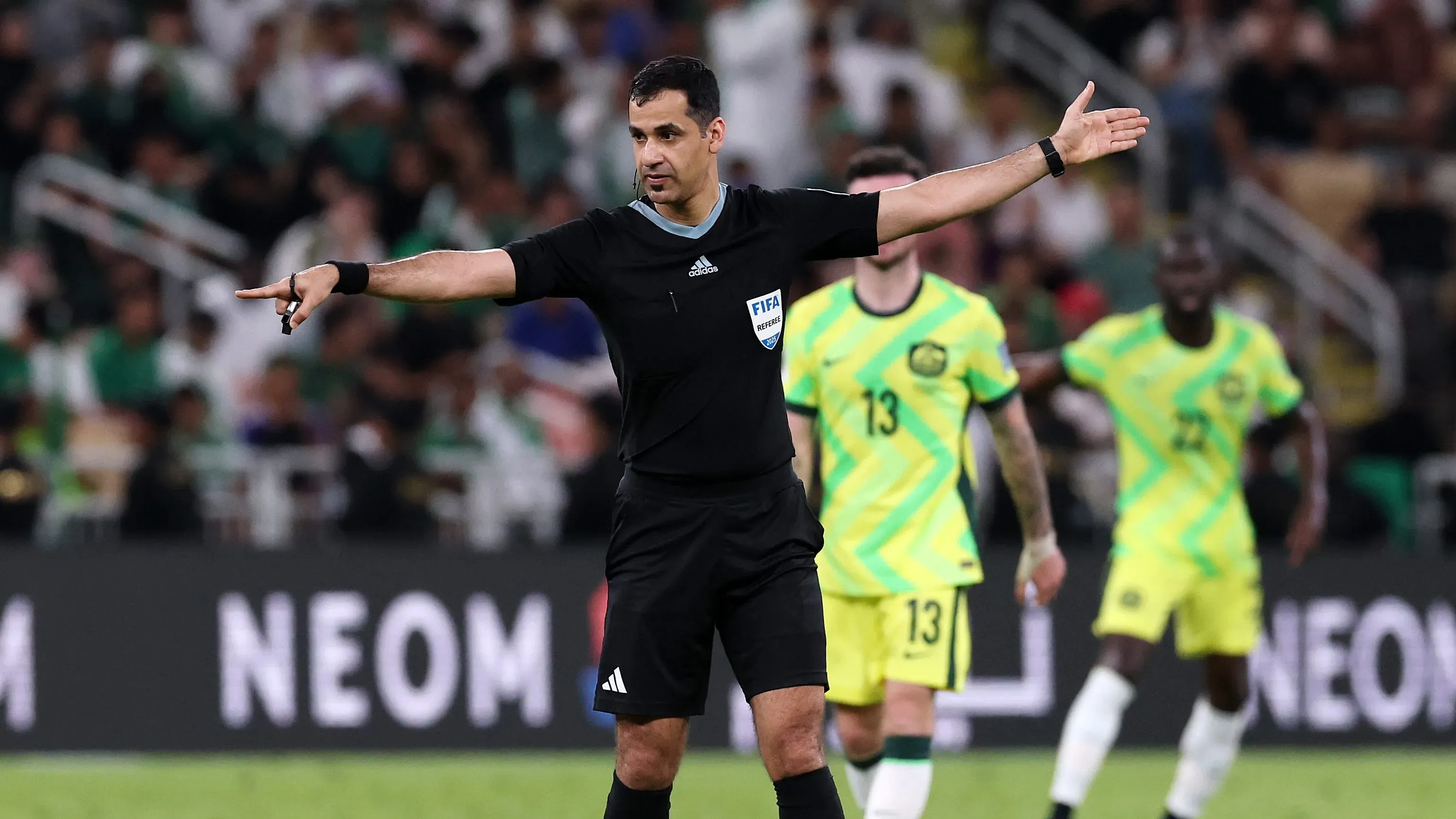 Al-Jassim apitando uma partida. (Photo by Robert Cianflone/Getty Images)