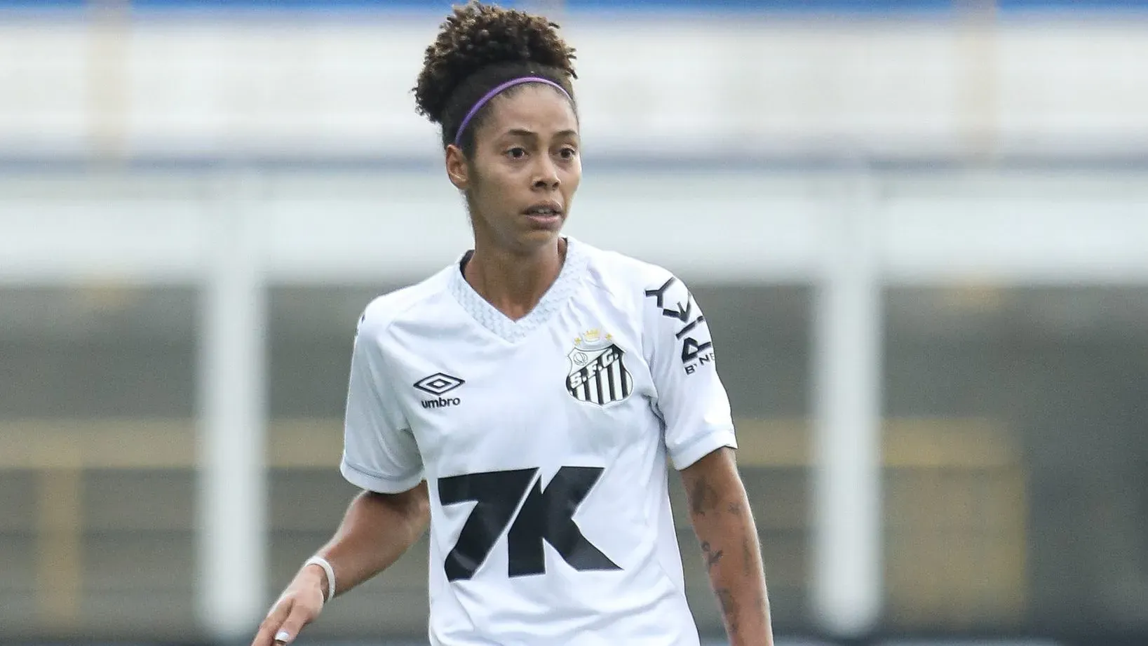 Evellyn, lateral do Santos