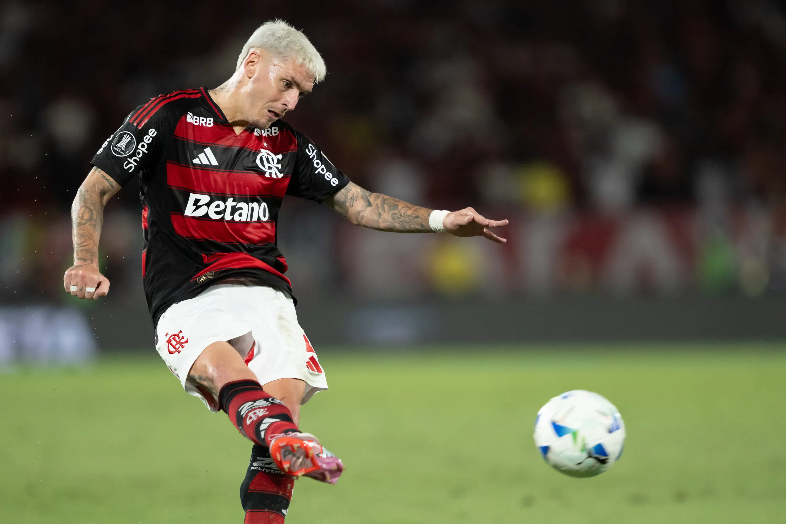 Varela jogador do Flamengo durante partida contra o Racing no estadio Maracana pelo campeonato Copa Libertadores 2025. Foto: Jorge Rodrigues/AGIF