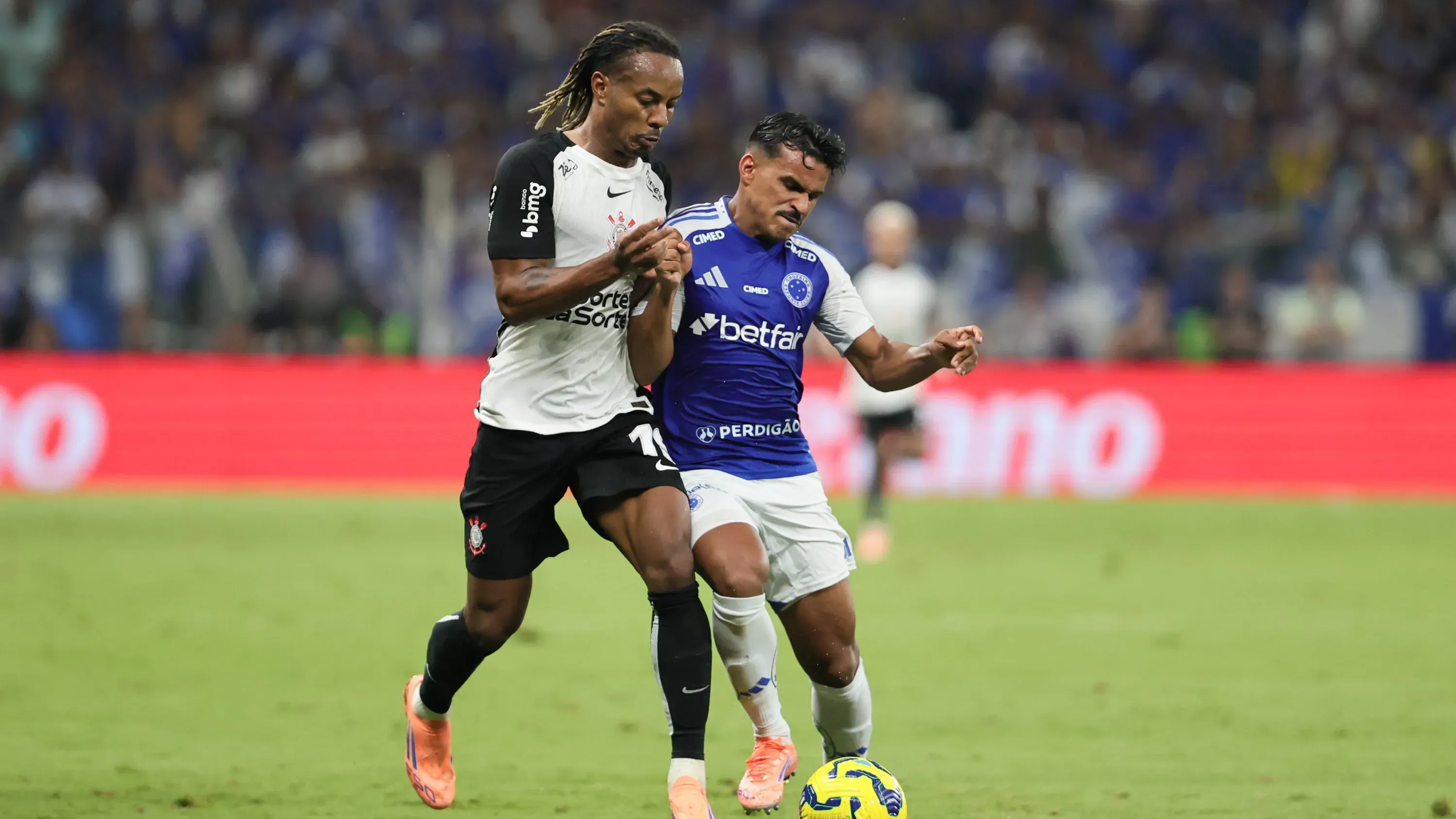 Kaiki Bruno, jogador do Cruzeiro, disputa lance com Carrillo jogador do Corinthians durante partida no estadio Mineirao pelo campeonato Copa Do Brasil 2025. Foto: Gilson Lobo/AGIF