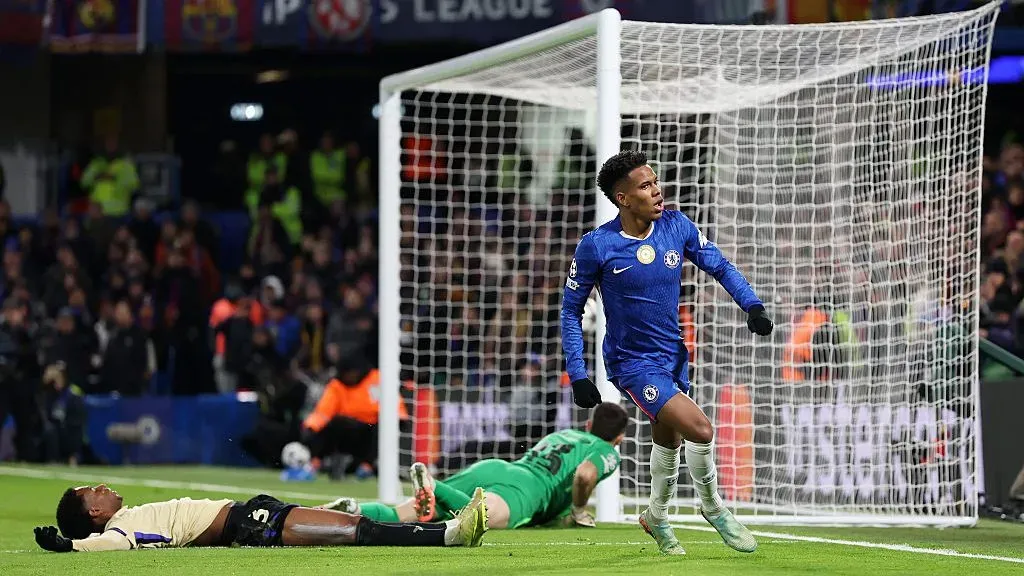 Estêvão, revelado pelo Palmeiras, comemorando seu gol contra o Barcelona. Foto: Justin Setterfield/Getty Images