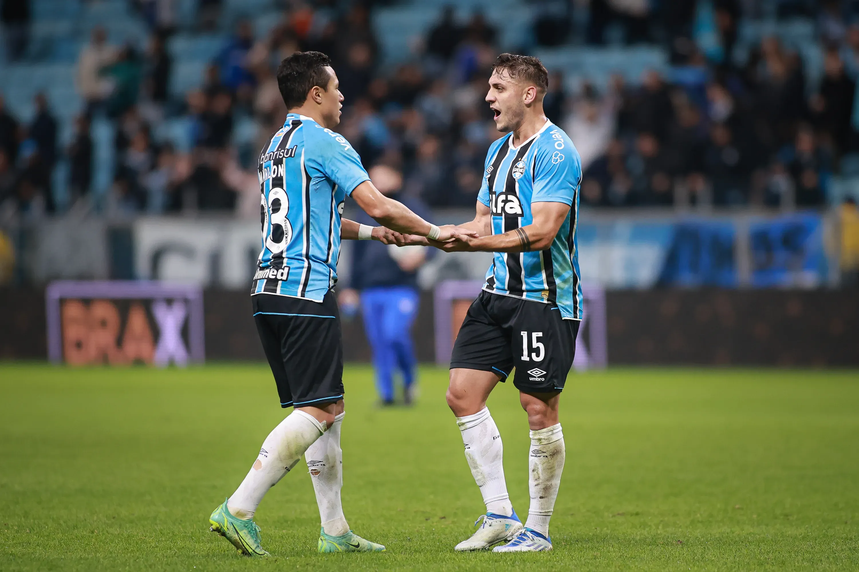 Camilo e Marlon comemorando resultado na Arena. Foto: Maxi Franzoi/AGIF