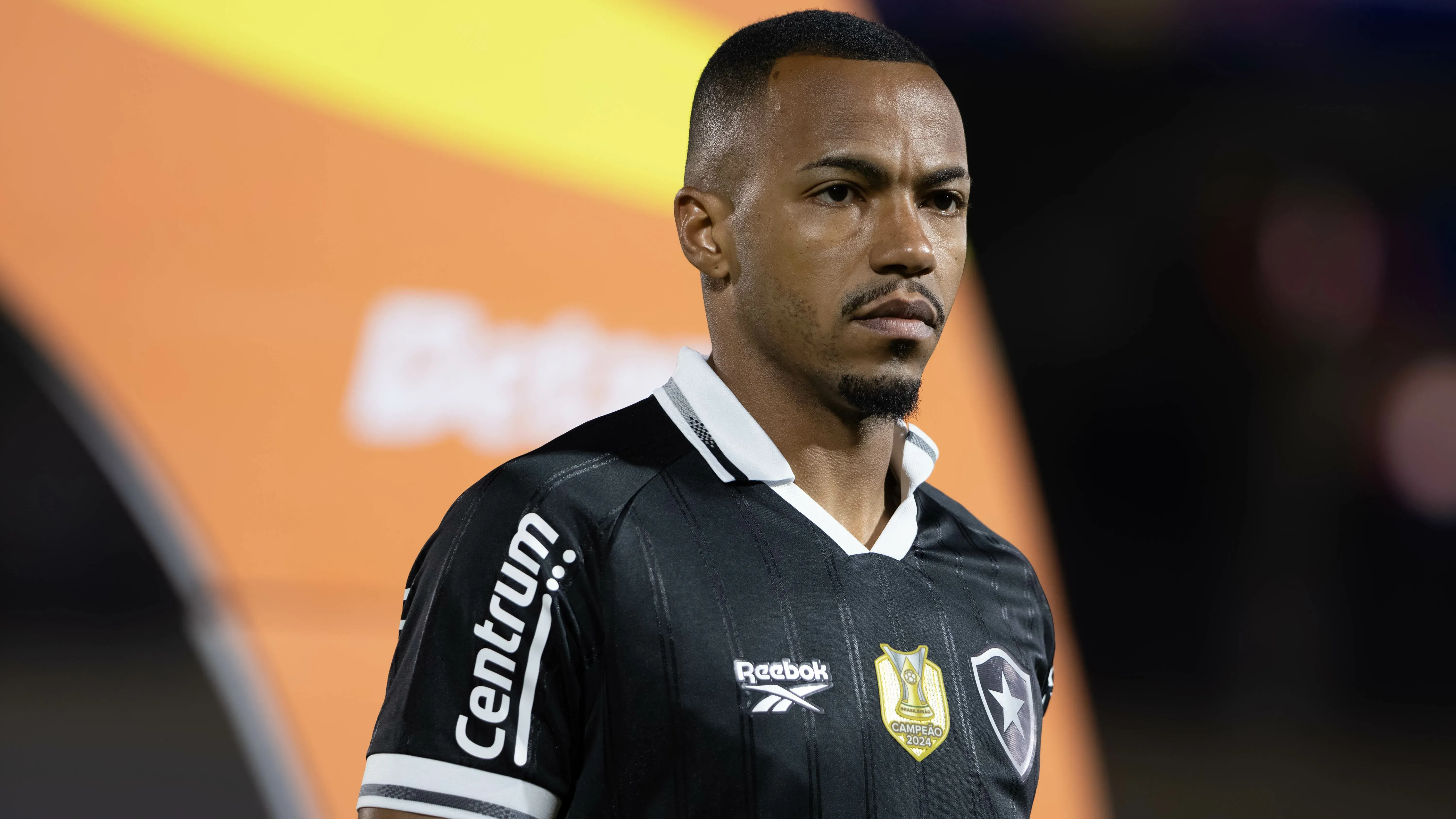 SP – BRAGANCA PAULISTA – 06/08/2025 – COPA DO BRASIL 2025, BRAGANTINO X BOTAFOGO – Marlon Freitas jogador do Botafogo deixa o campo apos partida contra o Bragantino no estadio Cicero De Souza Marques pelo campeonato Copa Do Brasil 2025. Foto: Joisel Amaral/AGIF