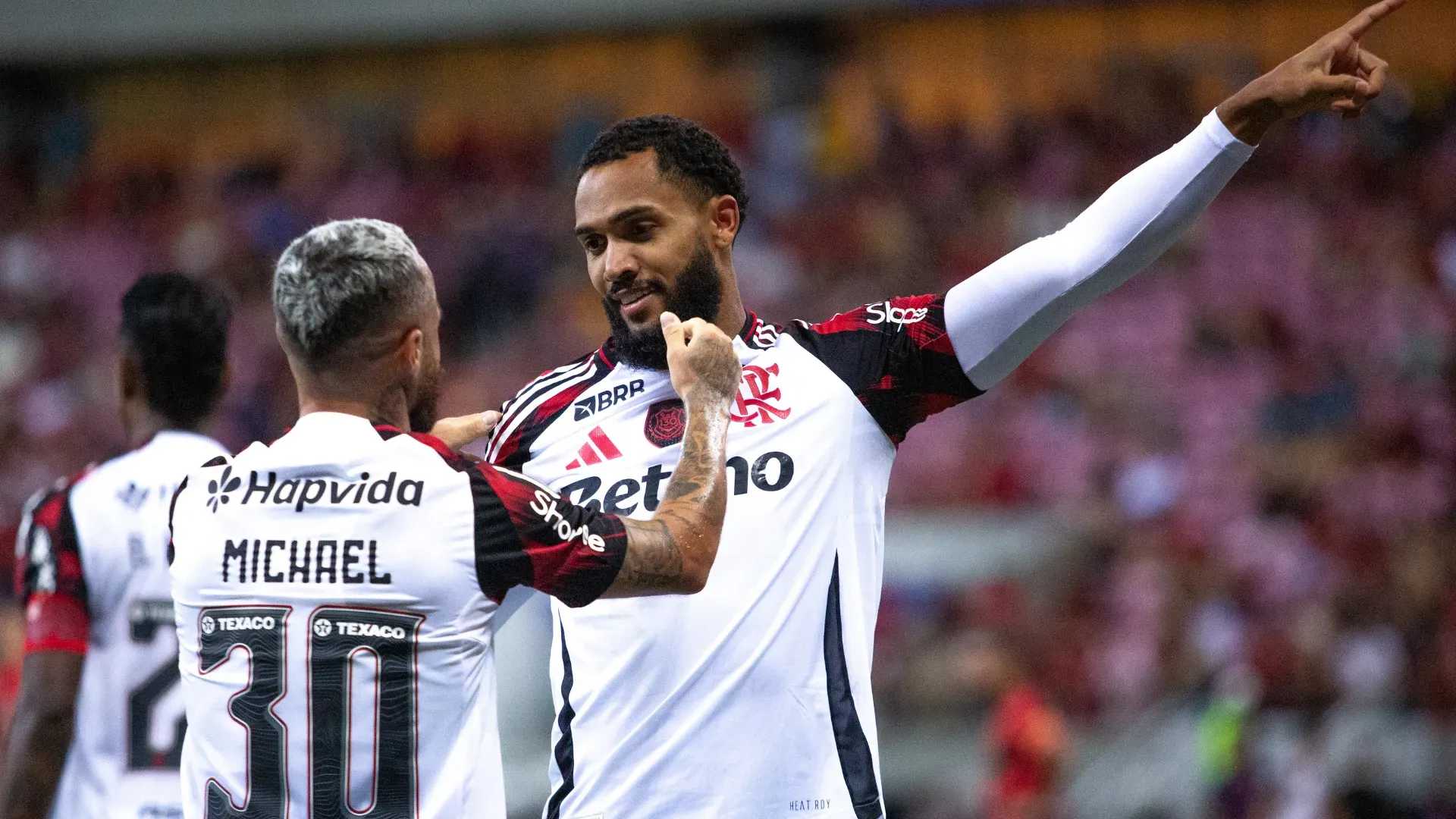 Juninho jogador do Flamengo comemora seu gol durante partida contra o Sport no estádio Arena Pernambuco pelo campeonato Brasileiro A 2025. Foto: Rafael Vieira/AGIF