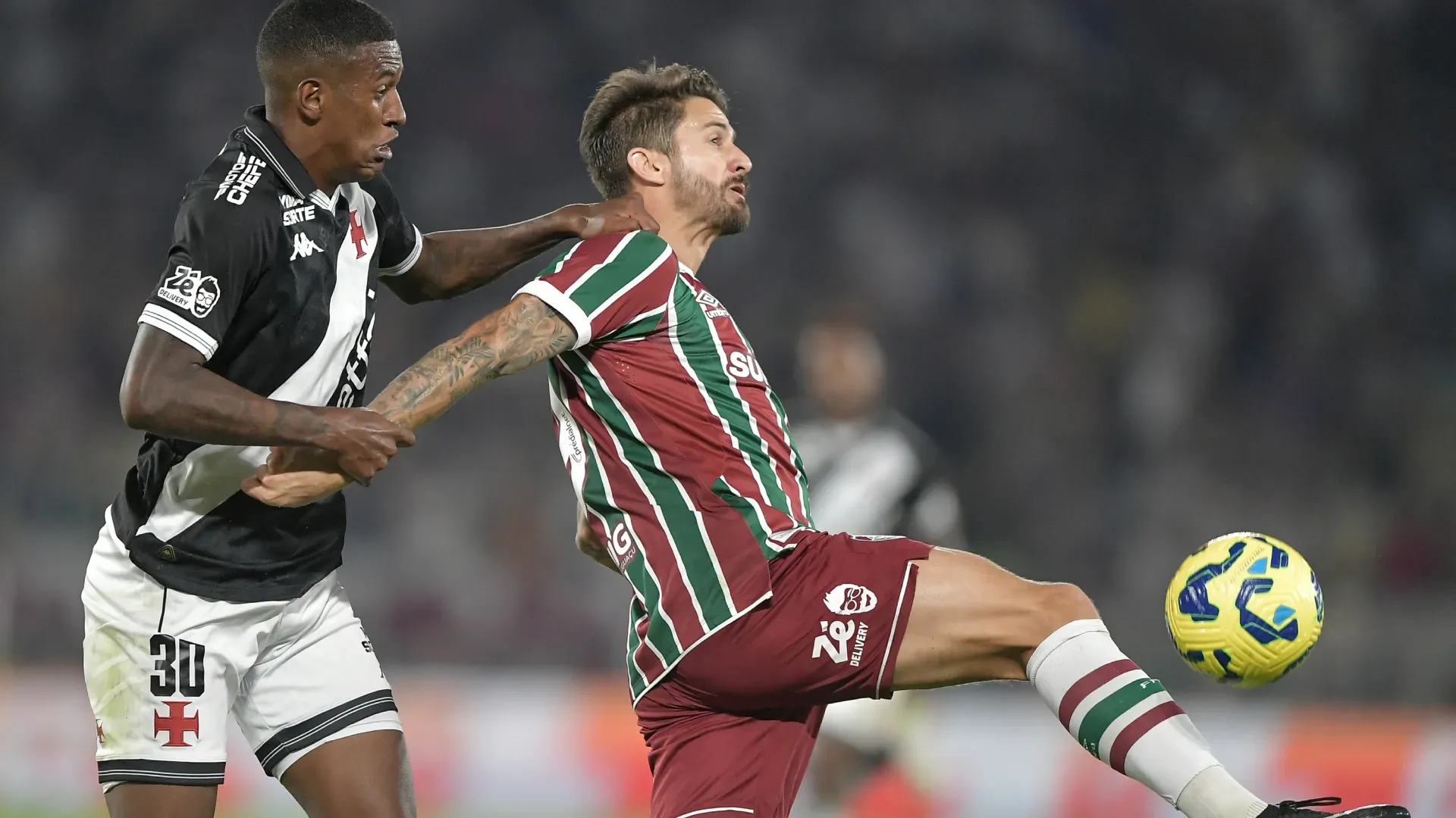 Everaldo e Robert Renan durante Vasco x Fluminense – Foto: Thiago Ribeiro/AGIF