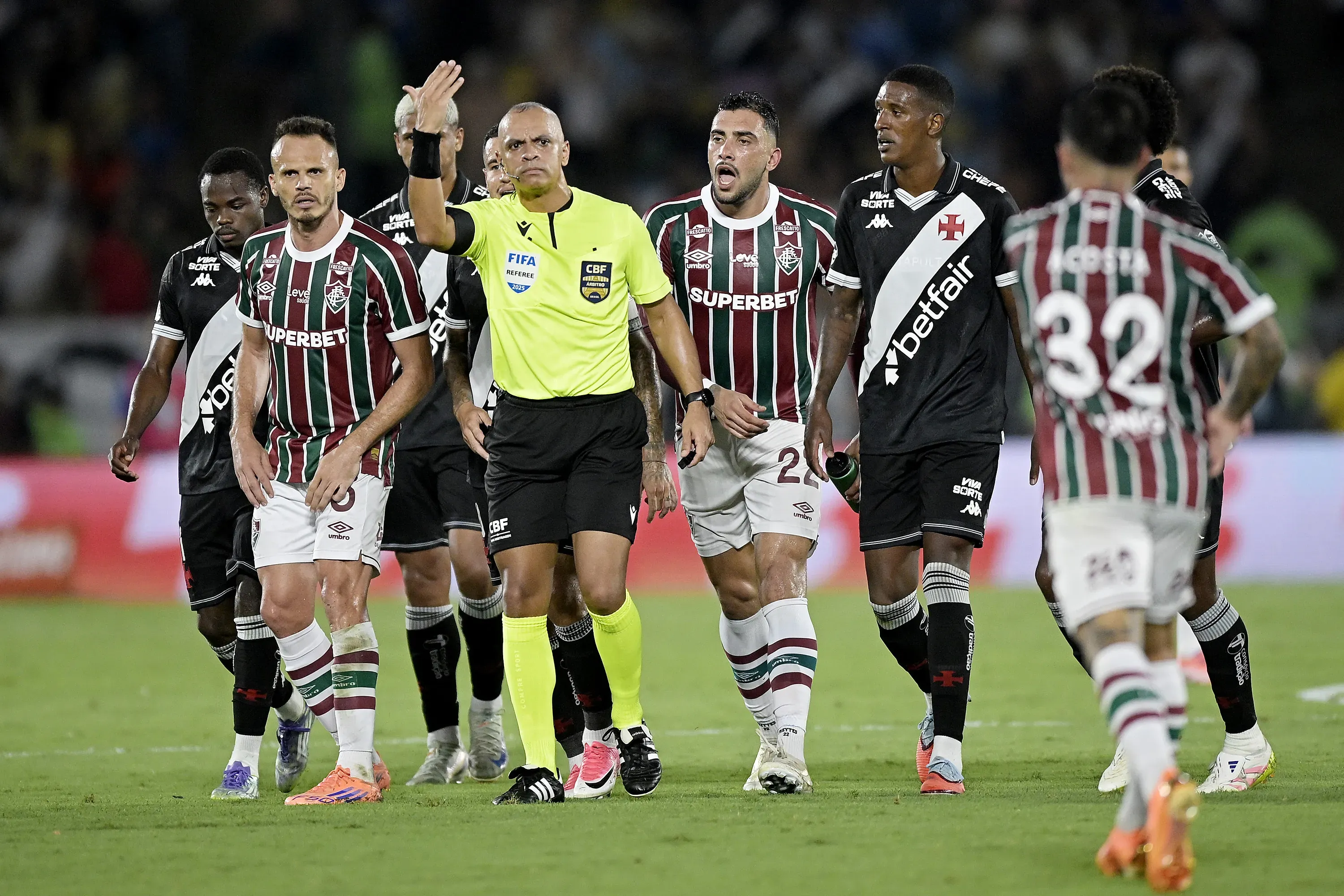 Clássico carioca esquentou após o gol do Fluminense. Foto: Alexandre Loureiro/AGIF