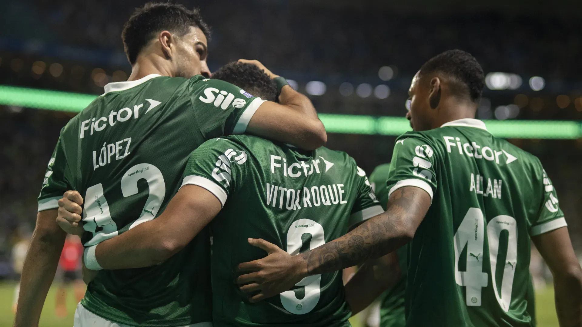 Vitor Roque jogador do Palmeiras comemora seu gol com Flaco López jogador da sua equipe durante partida contra o Santos no estádio Arena Allianz Parque pelo campeonato Brasileiro A 2025. Foto: Anderson Romão/AGIF