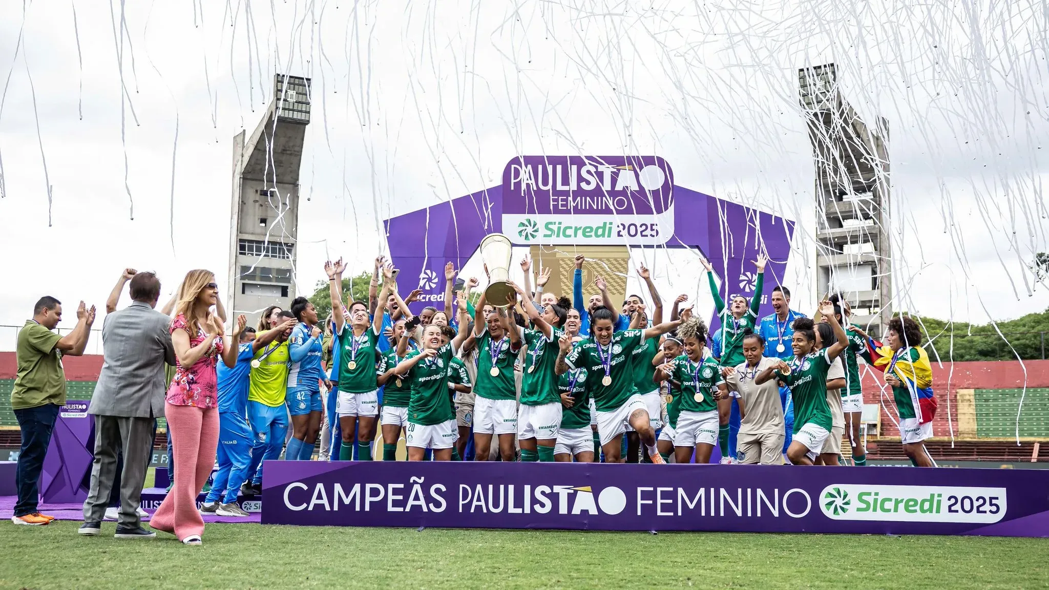Elenco feminino do Palmeiras celebra Paulistão Feminino 2025