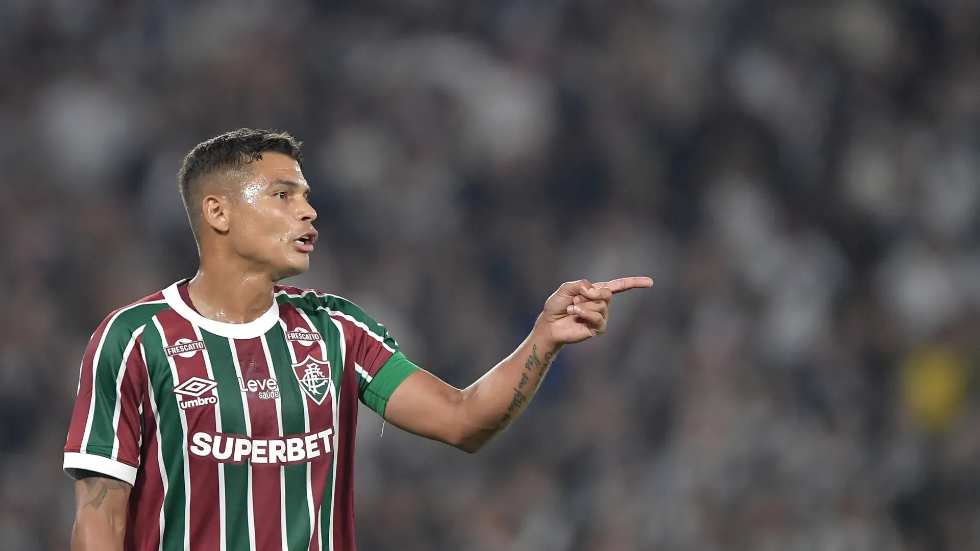 Thiago Silva orientando a defesa tricolor – Foto: Thiago Ribeiro/AGIF