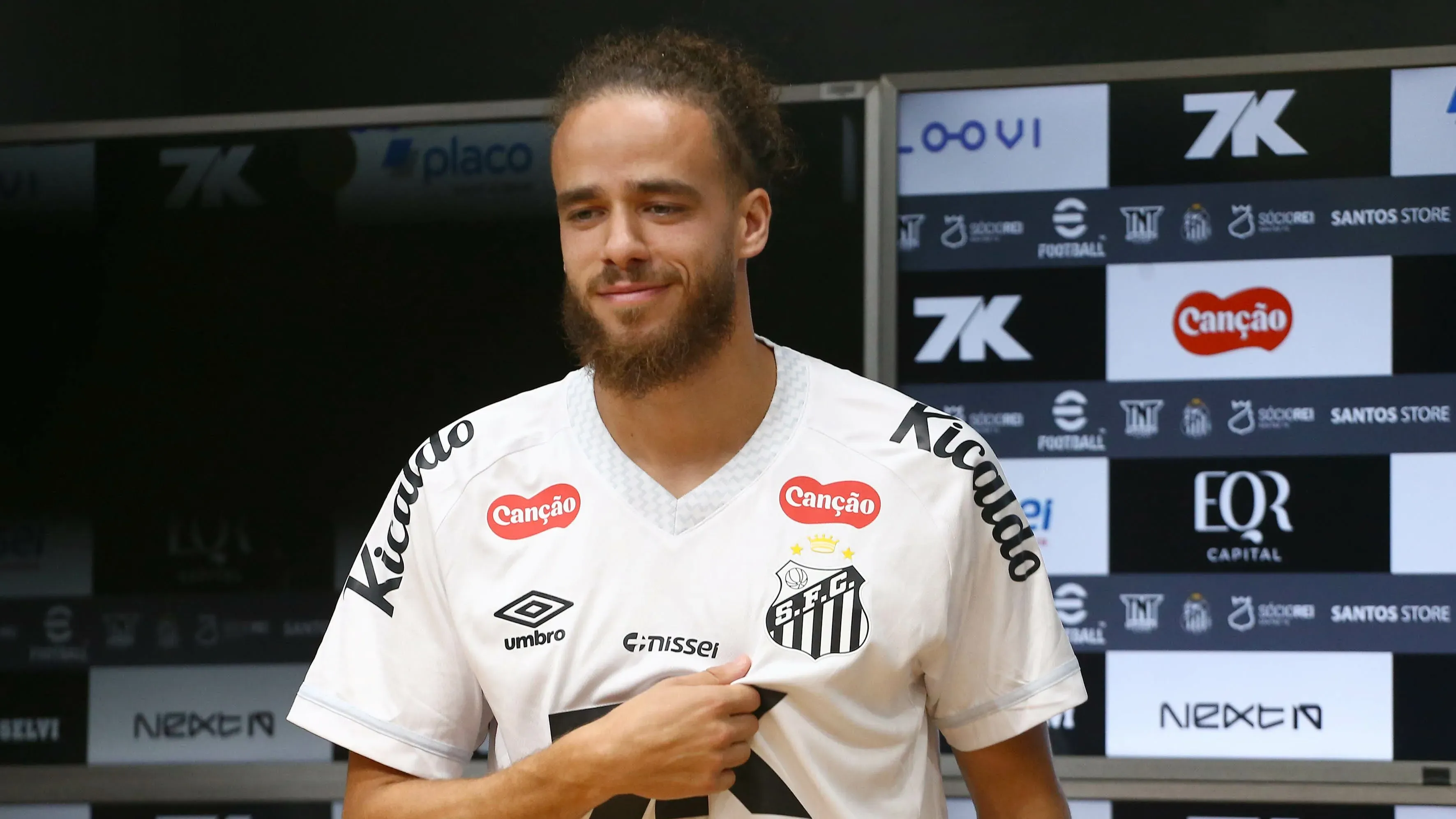 Billal Brahimi flopou no Santos - Foto: Mauricio De Souza/AGIF.