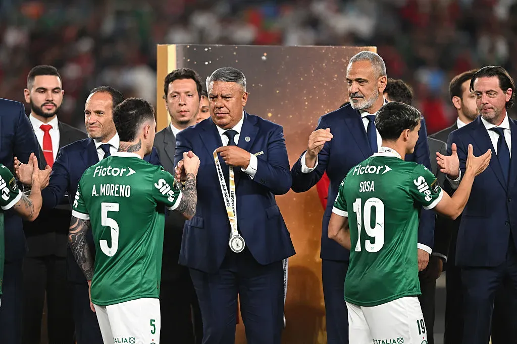Anibal Moreno, do Palmeiras, recebe medalha de prata