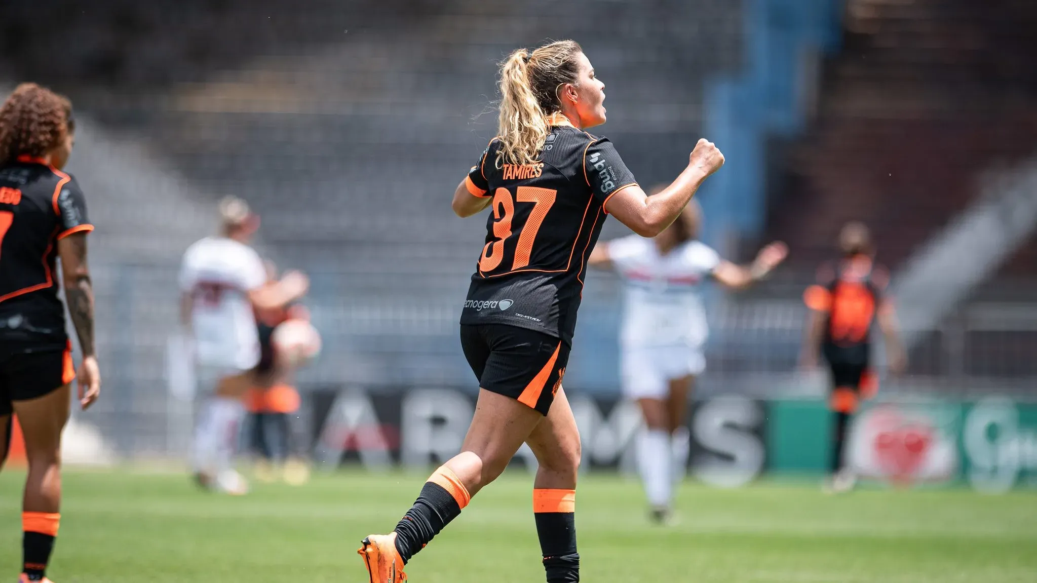 Lateral esquerda Tamires, do Corinthians, em campo
