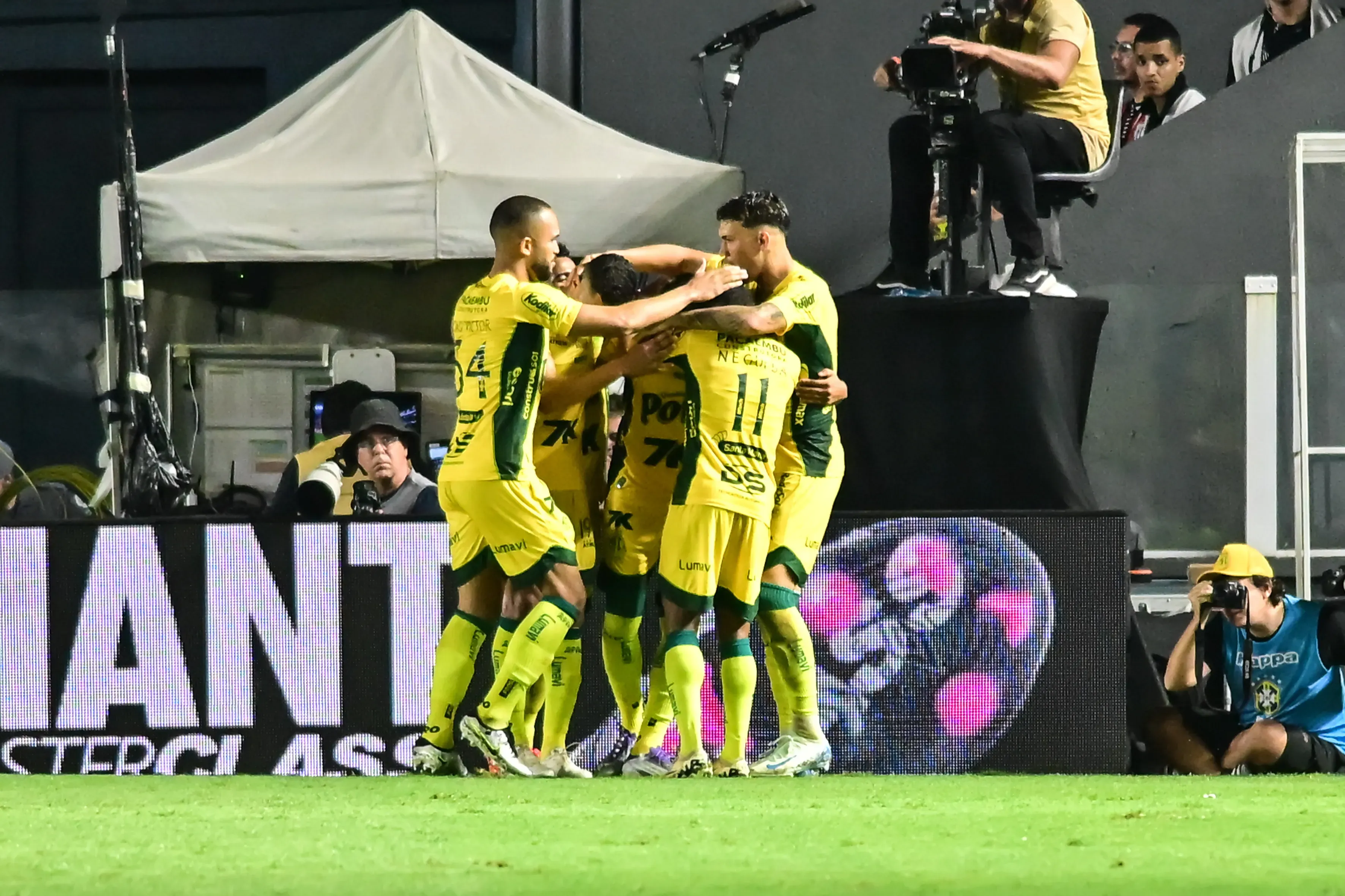 Reinaldo jogador do Mirassol comemora seu gol com jogadores do seu time durante partida contra o Santos. Foto: Jota Erre/AGIF