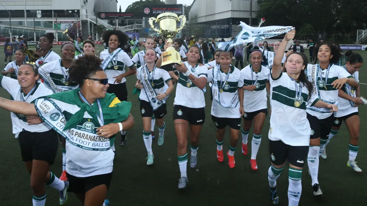 Time feminino do Coritiba celebra título do Paranaense Feminino