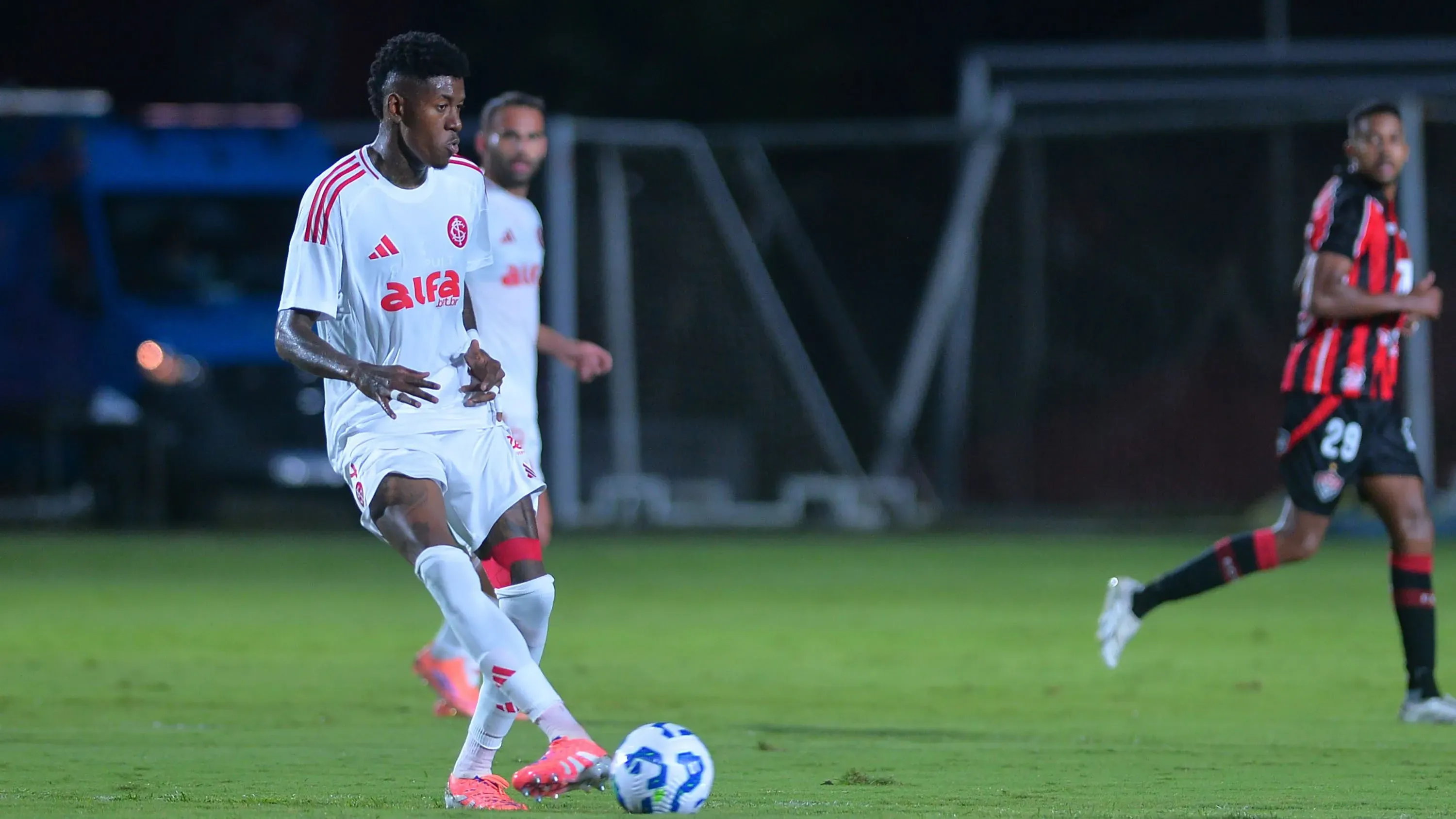 Vitão, zagueiro do Internacional