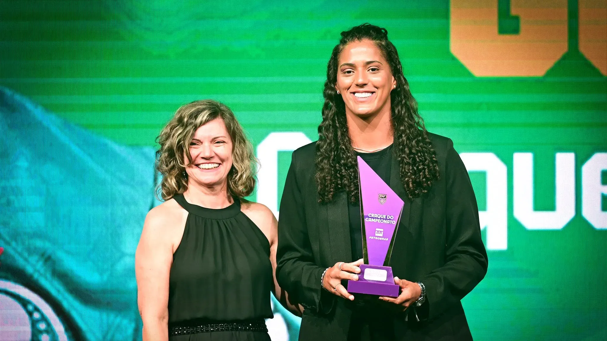Amanda Gutierres com prêmio do Paulistão Feminino