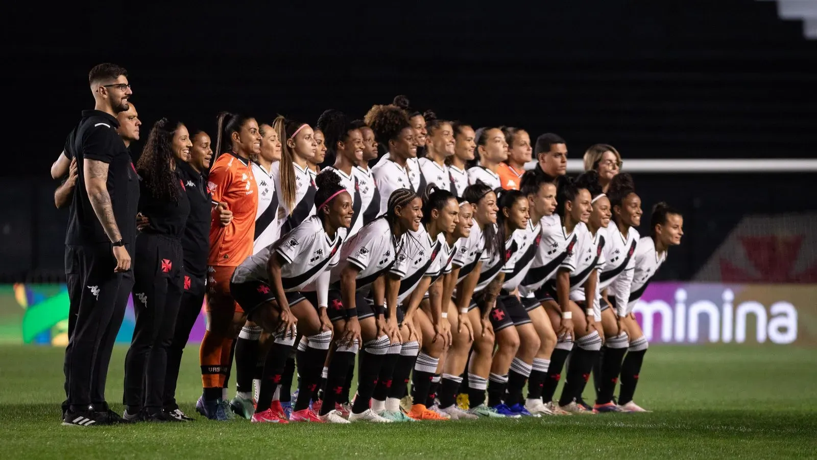 Elenco feminino do Vasco em campo