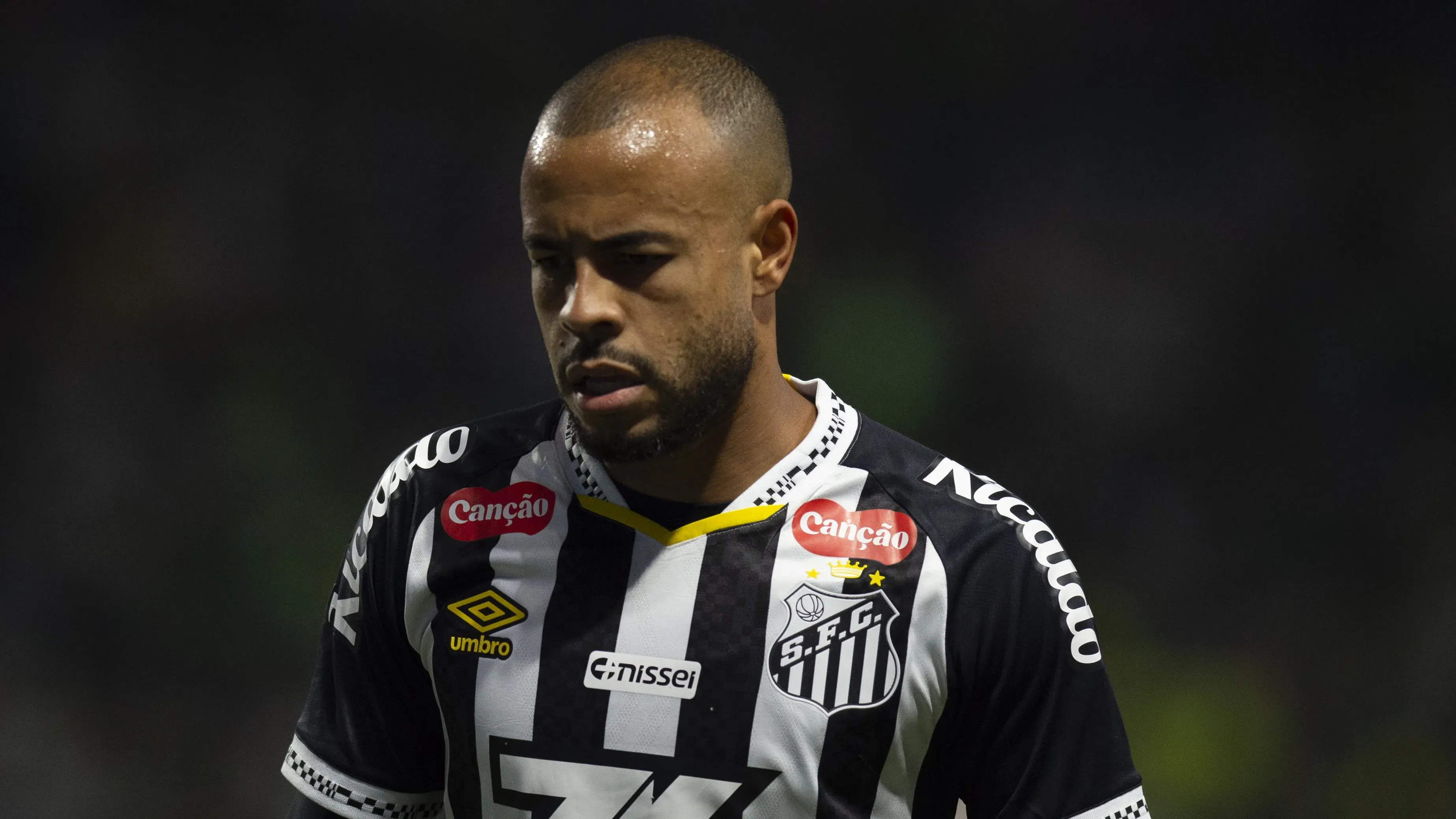 Mayke durante partida válida pelo Campeonato Brasileiro – Foto: Anderson Romao/AGIF