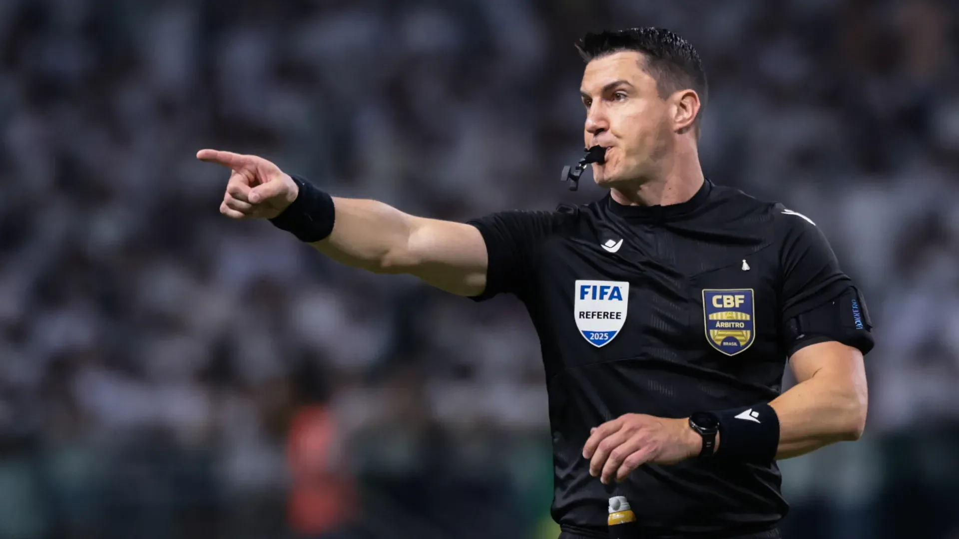 Rafael Klein apitando partida do Campeonato Brasileiro – Foto: Marcello Zambrana/AGIF
