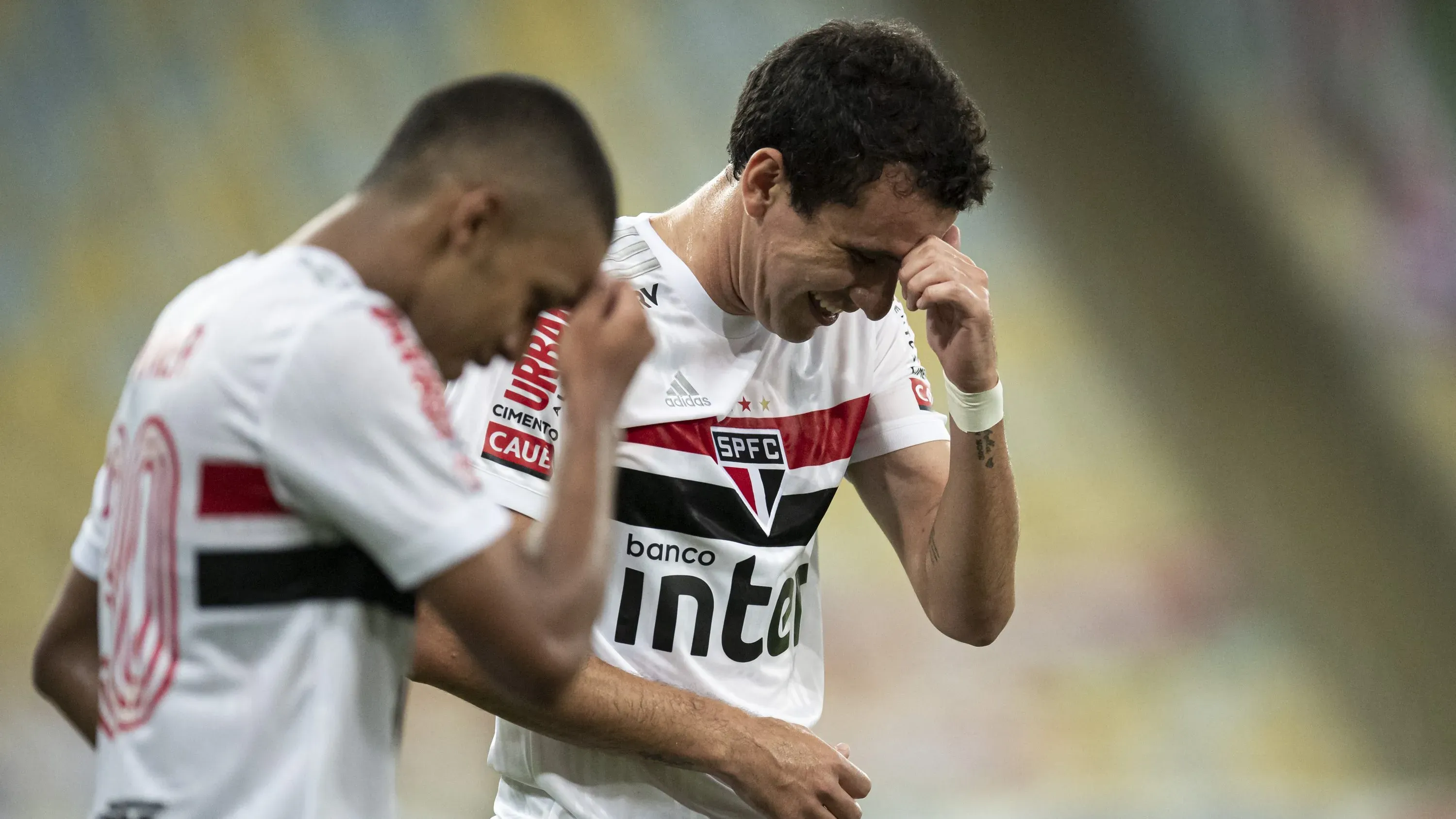 RJ – Rio de Janeiro – 26/12/2020 – BRASILEIRO A 2020, FLUMINENSE X SAO PAULO – Brenner jogador do Sao Paulo comemora seu gol com Pablo jogador da sua equipe durante partida contra o Fluminense no estadio Maracana pelo campeonato Brasileiro A 2020. Foto: Jorge Rodrigues/AGIF