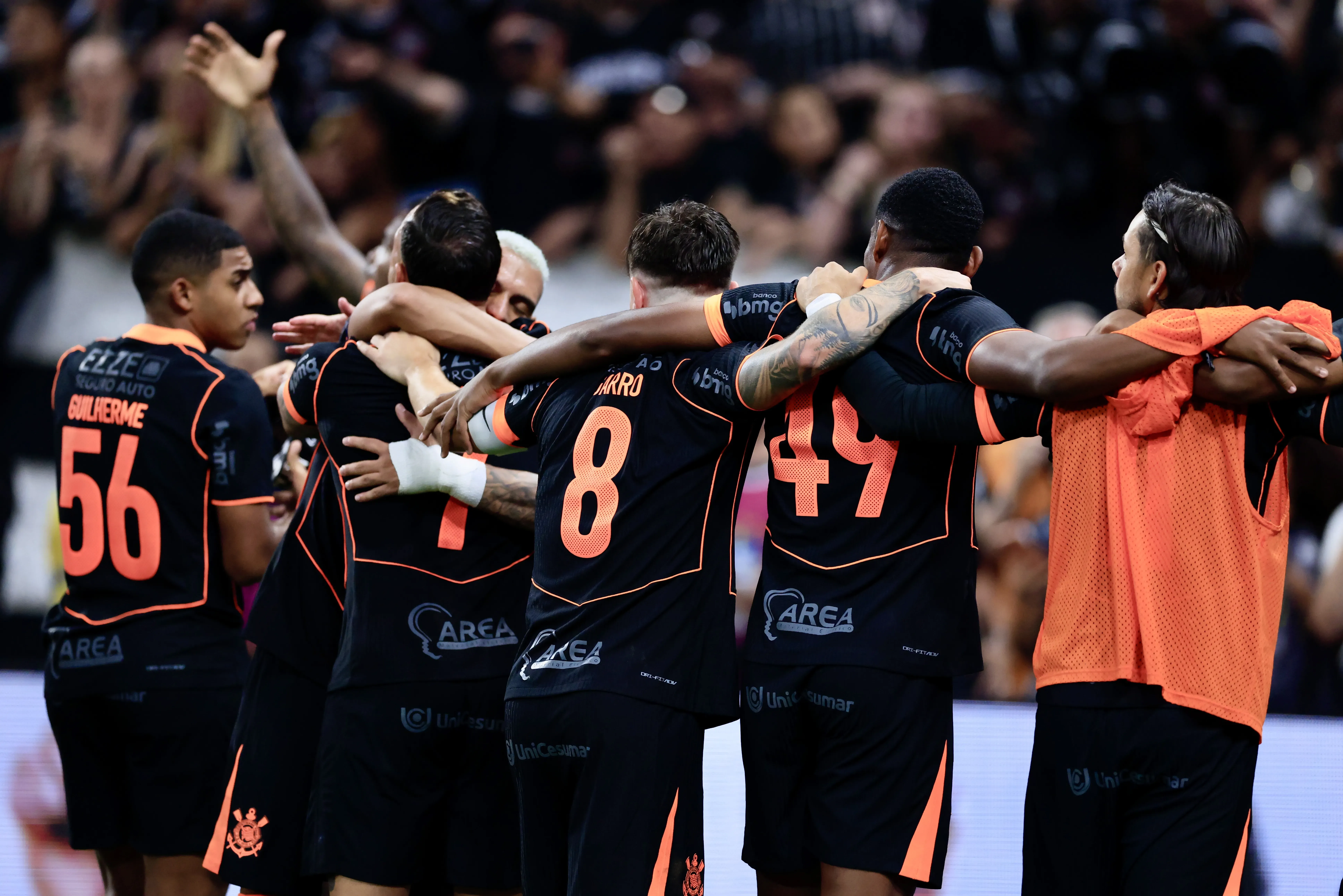 Jogadores do Corinthians comemoram vitória por pênaltis em decisão durante partida contra o Cruzeiro no estádio Arena Corinthians pelo campeonato Copa Do Brasil 2025. Foto: Marcello Zambrana/AGIF